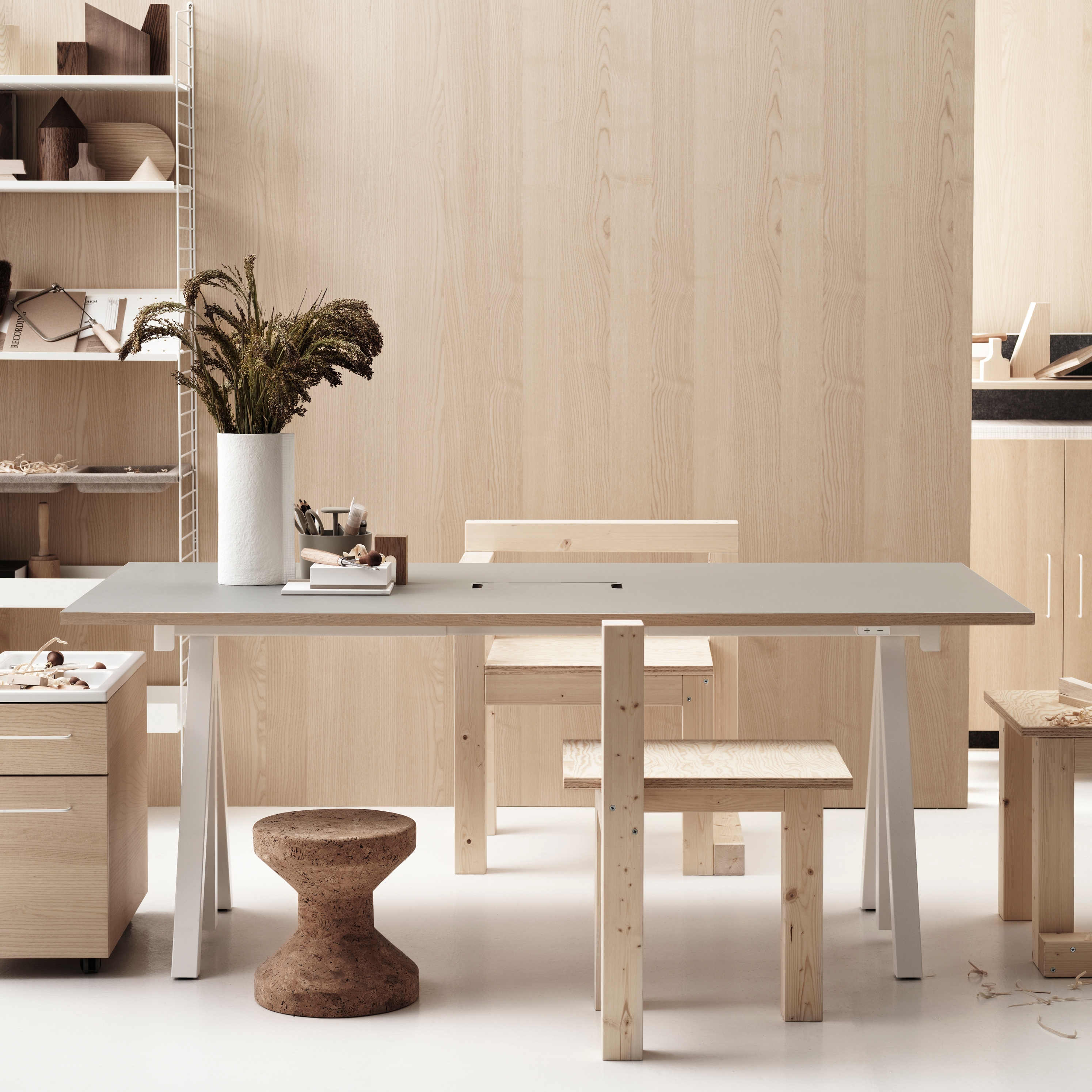 Display product Works Sit-stand table from manufacturer string furniture