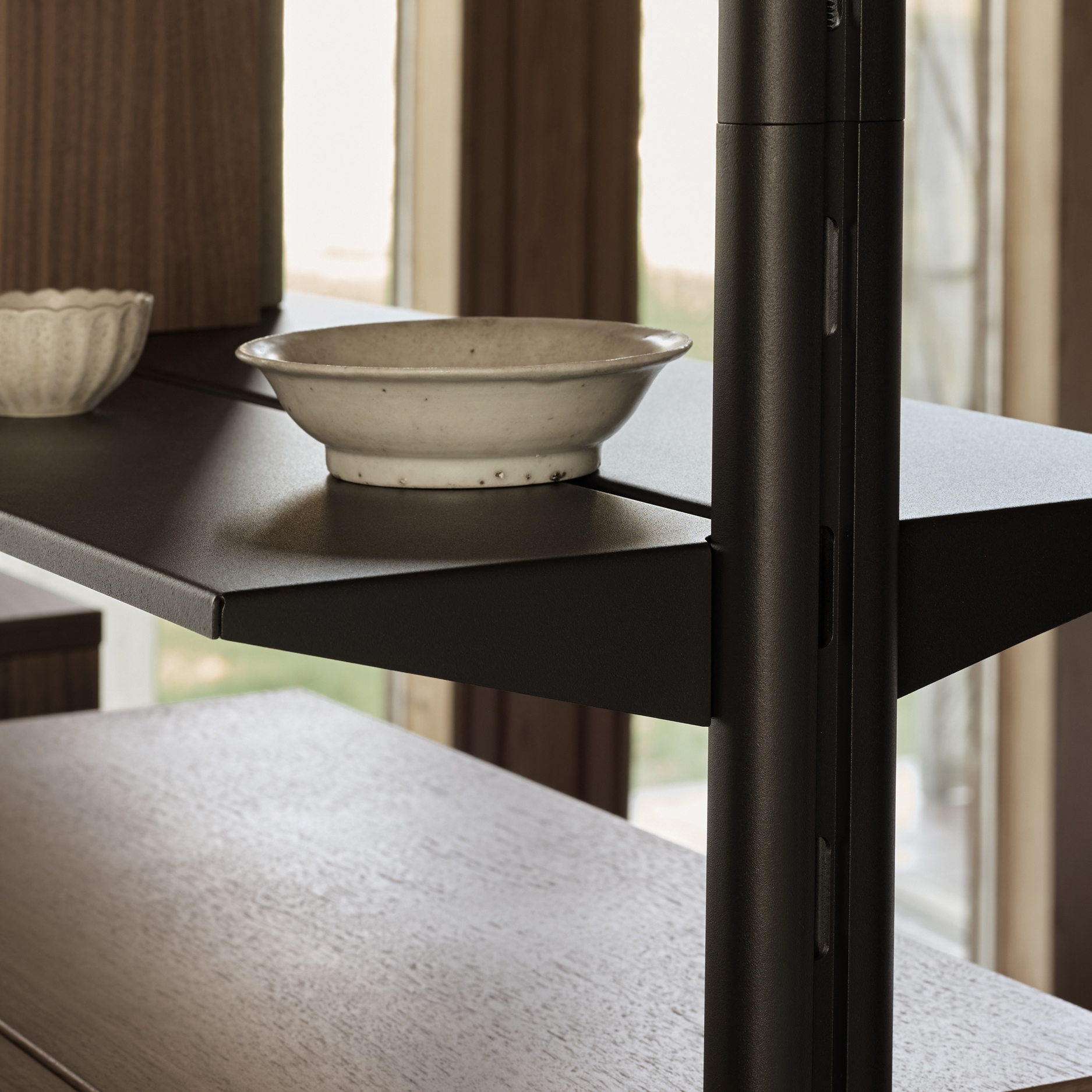 Pira G2 - Shelf in black grey laquered metal