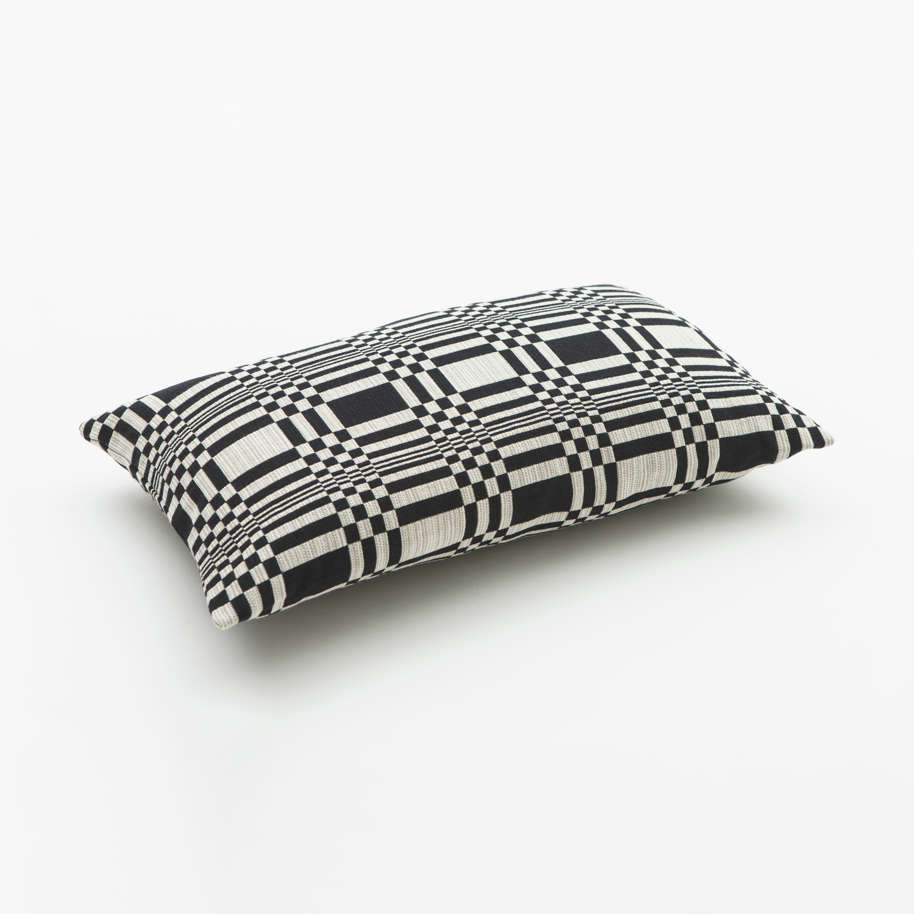 Afficher le produit Cushion cover 30x50 Doris Black du fabricant Johanna Gullichsen