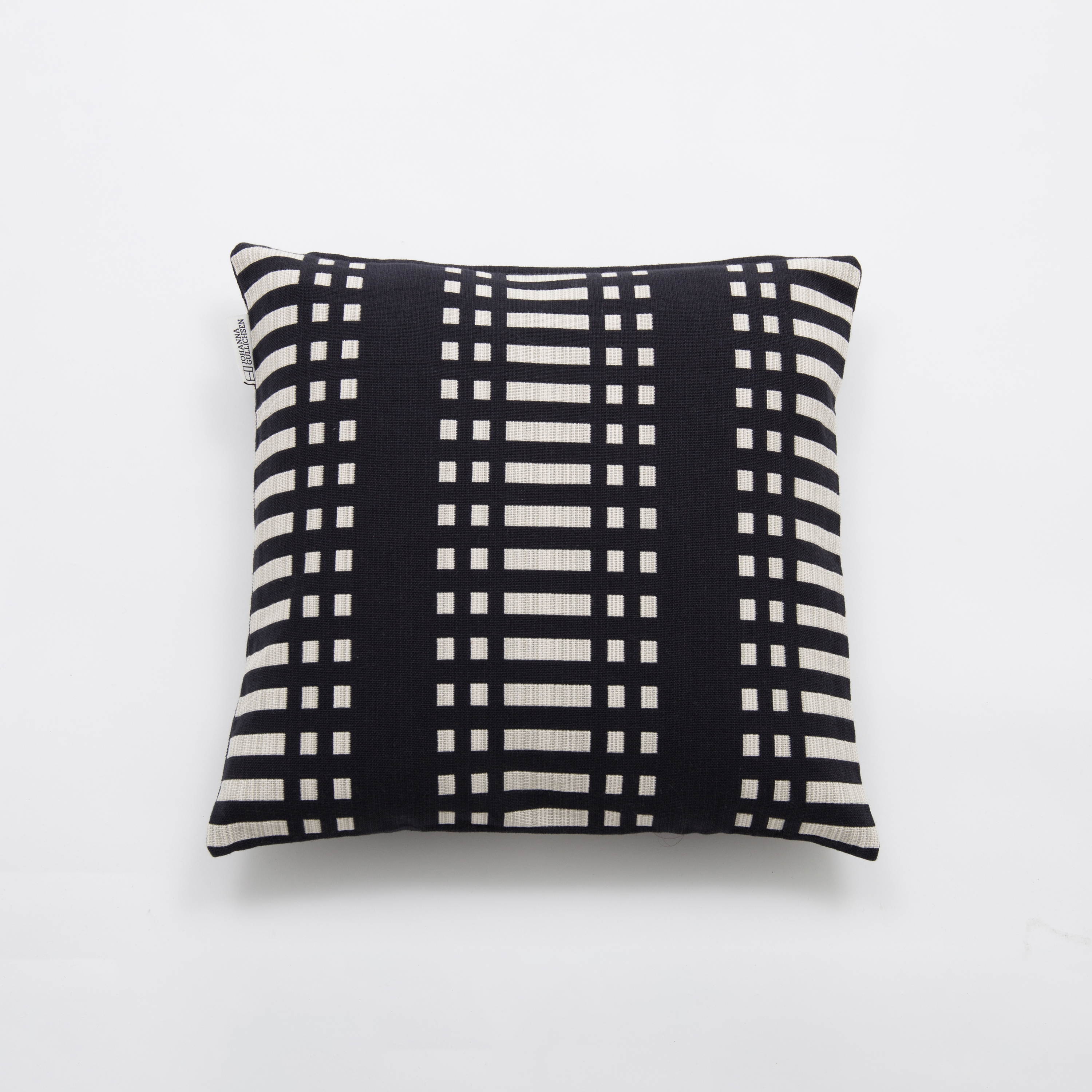 Afficher le produit Cushion cover 40 Nereus Black du fabricant Johanna Gullichsen