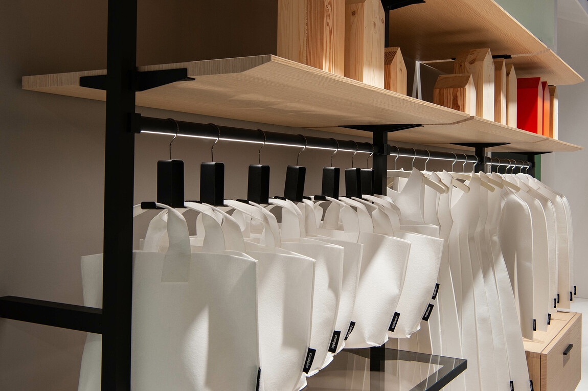 Mostra il prodotto LED clothes rod del produttore raumplus