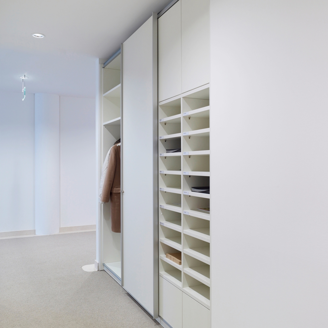 Display product basic S Suspended door system from manufacturer werner works