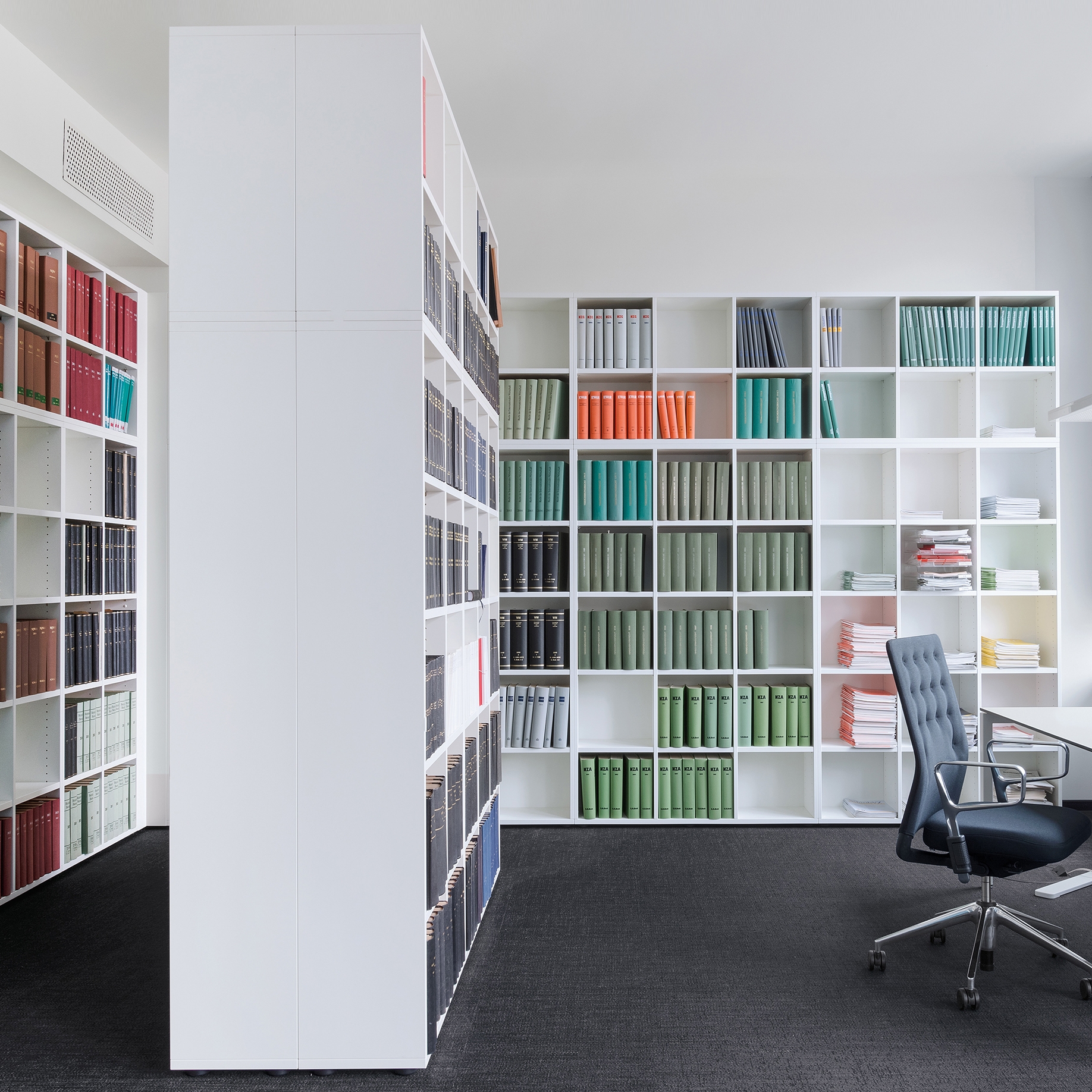 Display product basic S Shelf system from manufacturer werner works