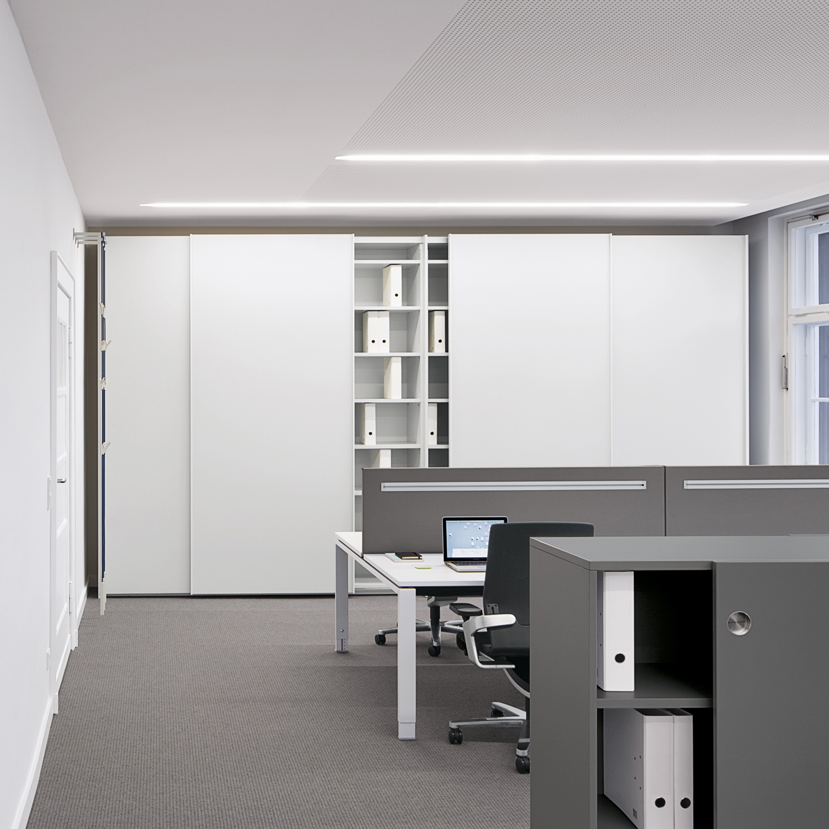 Display product basic S Suspended door system from manufacturer werner works