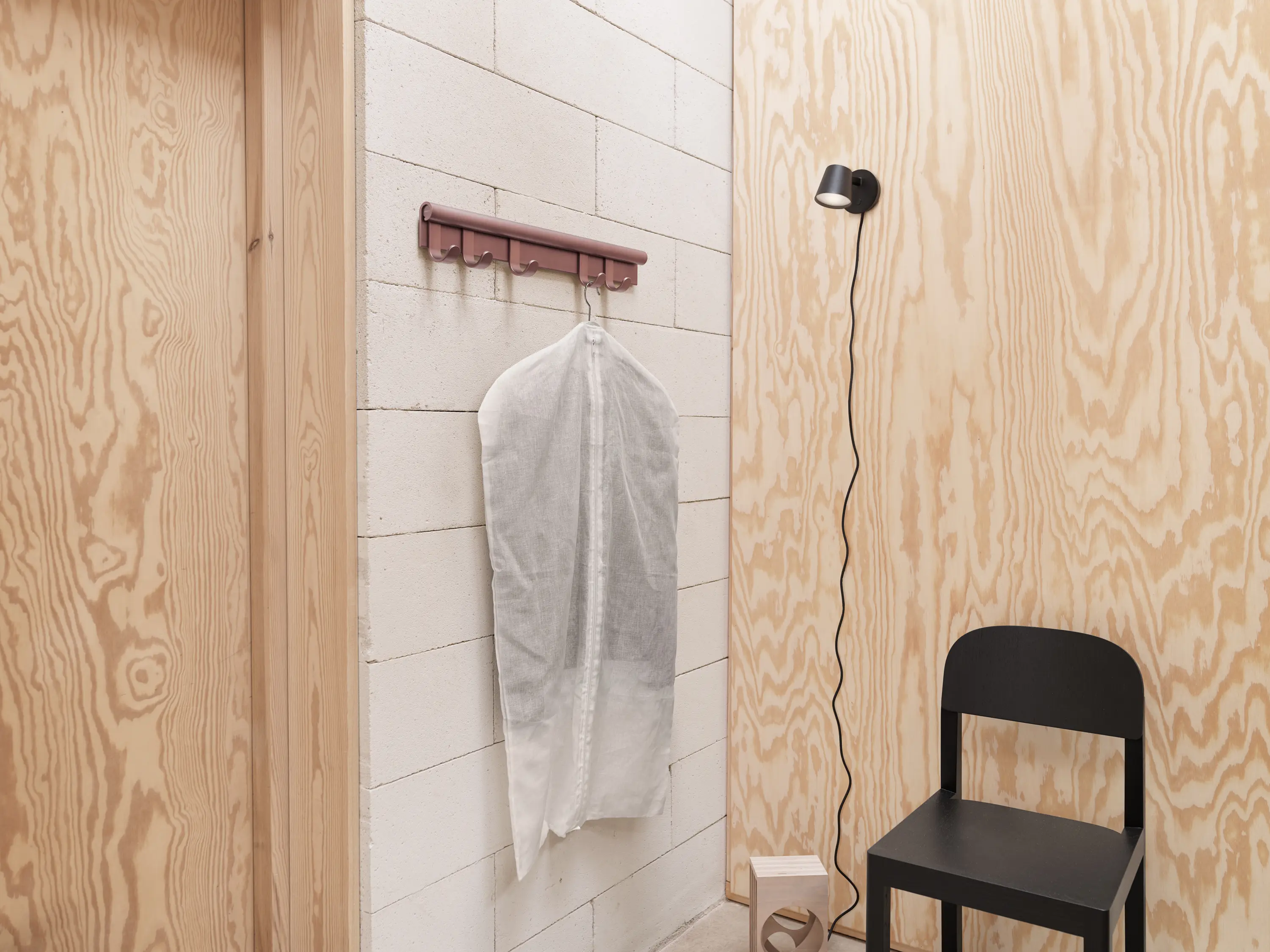 Muuto - Coil Coat Rack | 100 cm / 39.4" - Plum