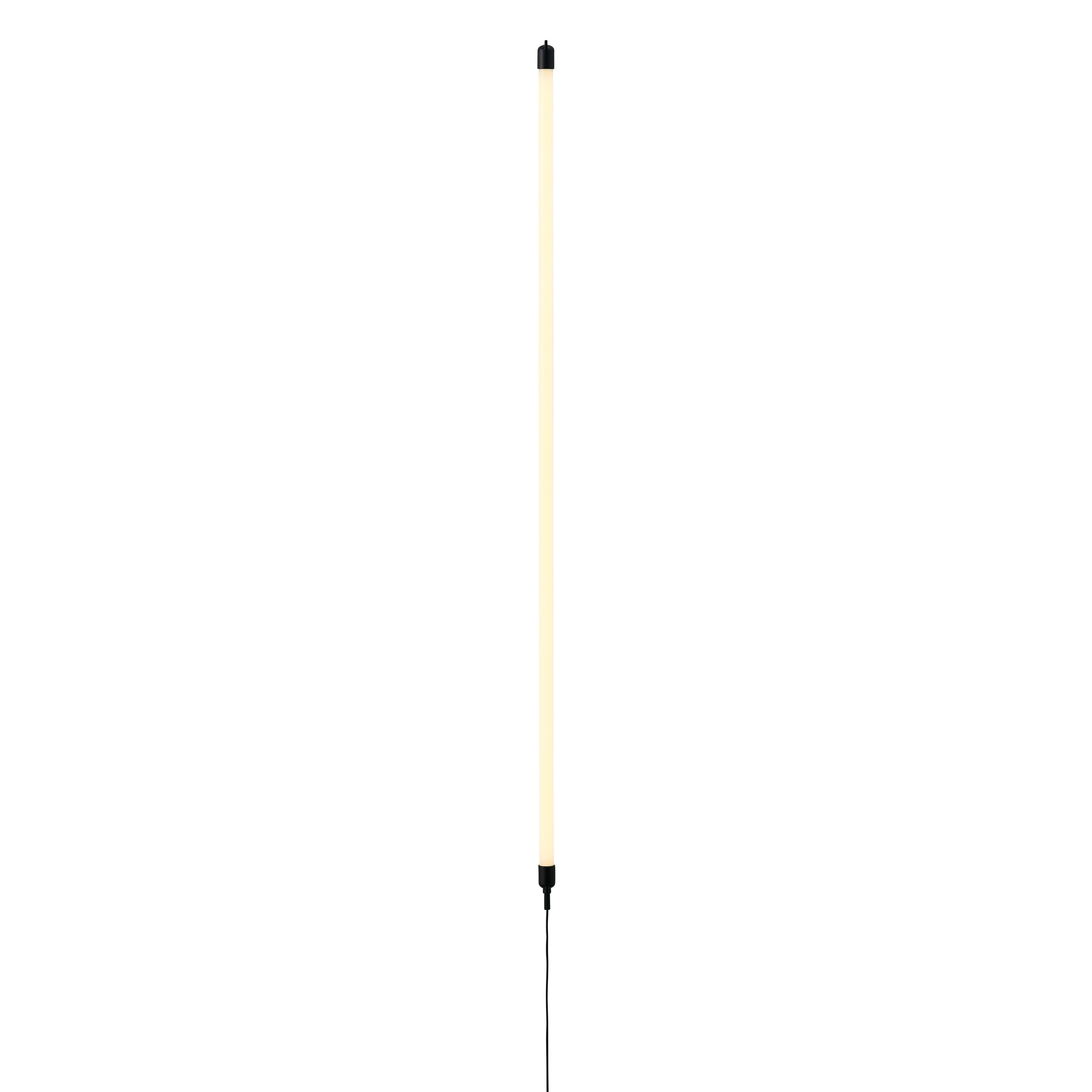 Mostra il prodotto Fine Wall/Ceiling Lamp / 120 CM / 47.25" del produttore Muuto
