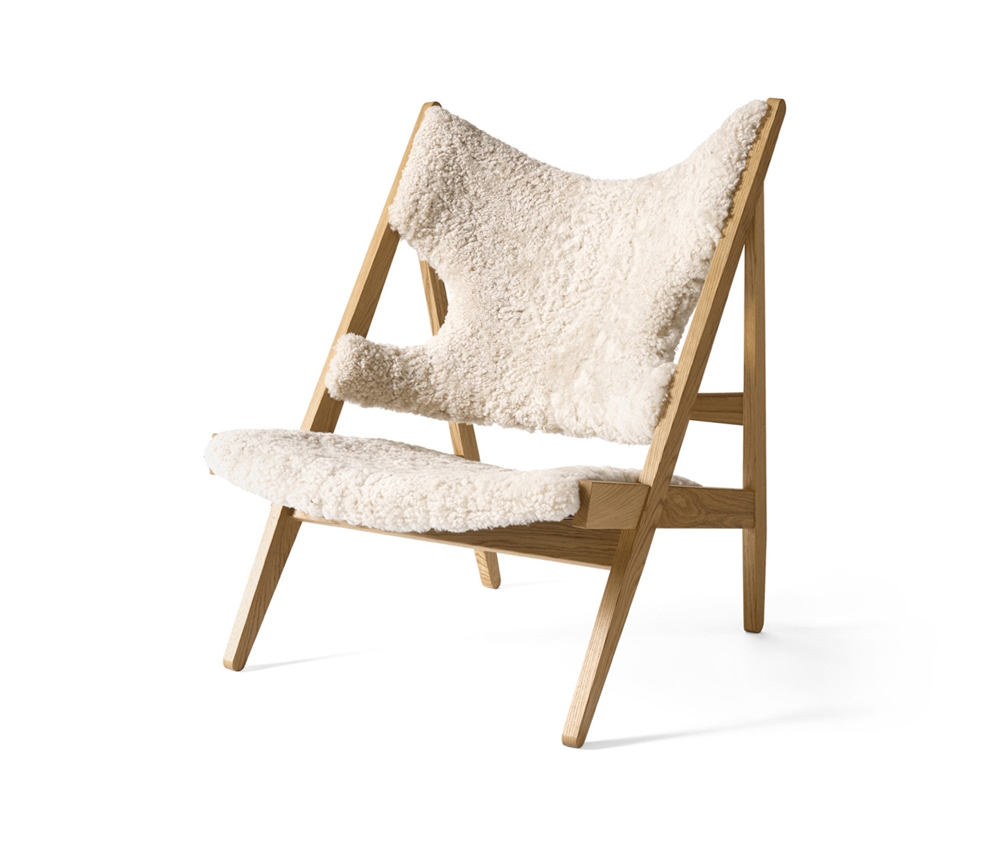Mostra il prodotto Knitting Lounge Chair, Sheepskin, Natural Oak | Natur del produttore Audo Copenhagen
