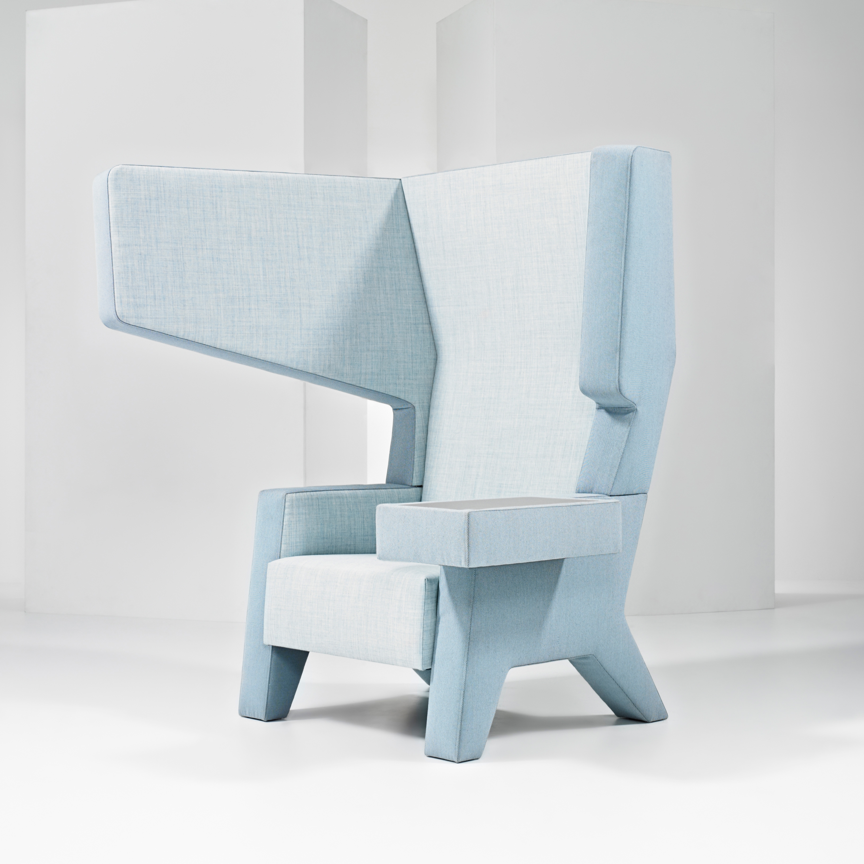 #001.04 EarChair