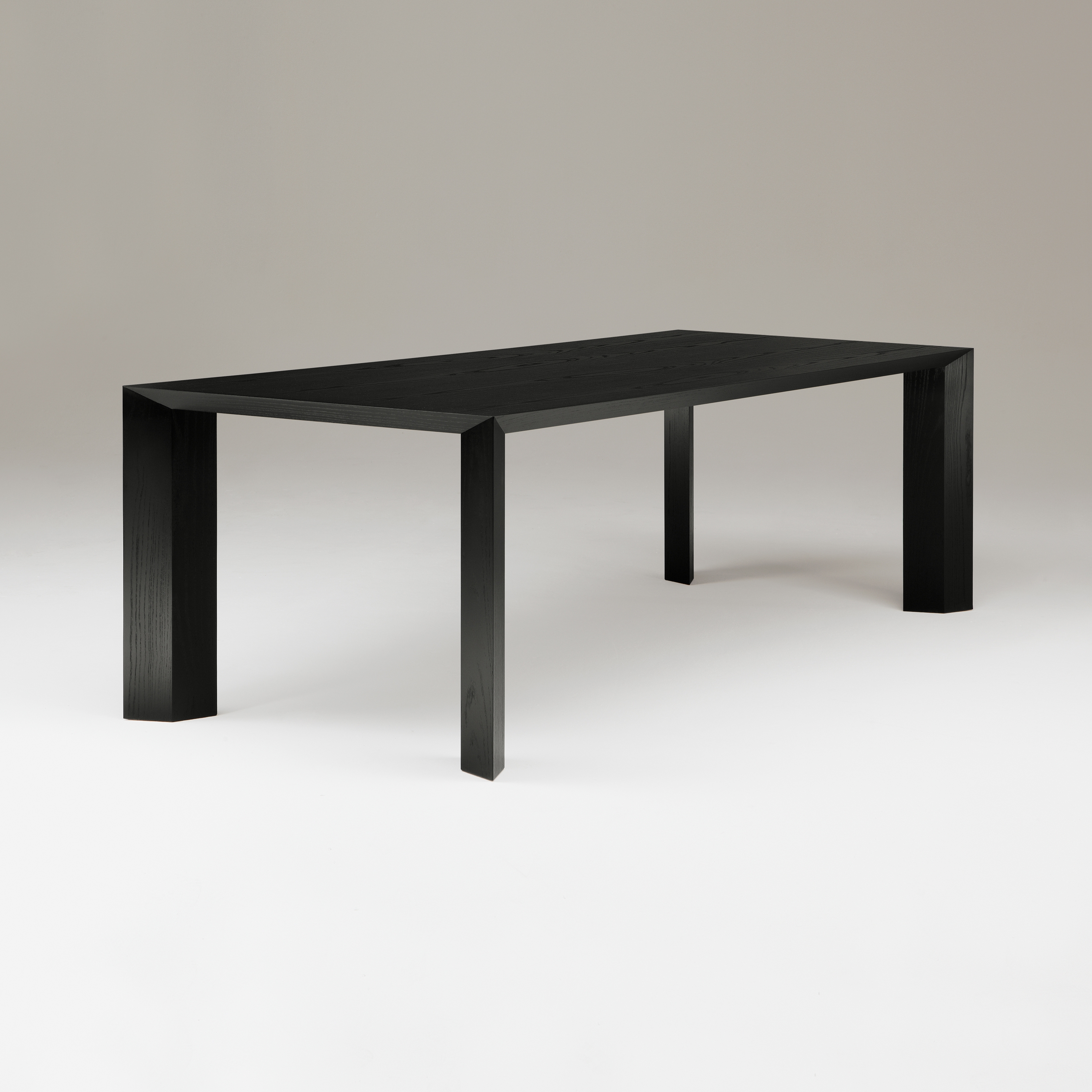 Display product Caro dining table from manufacturer DIMODIS
