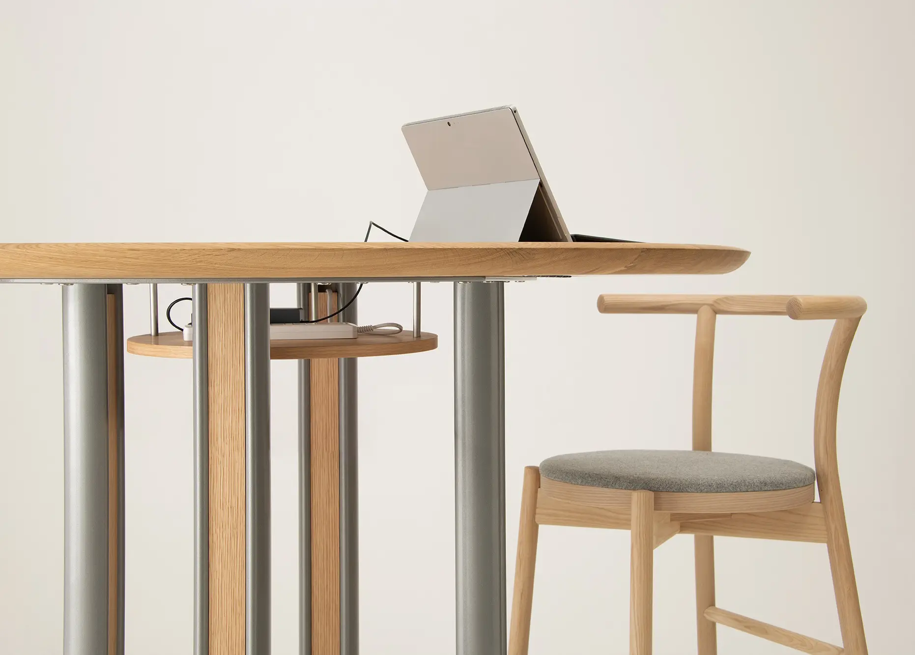 CondeHouse - RB Table Round Table