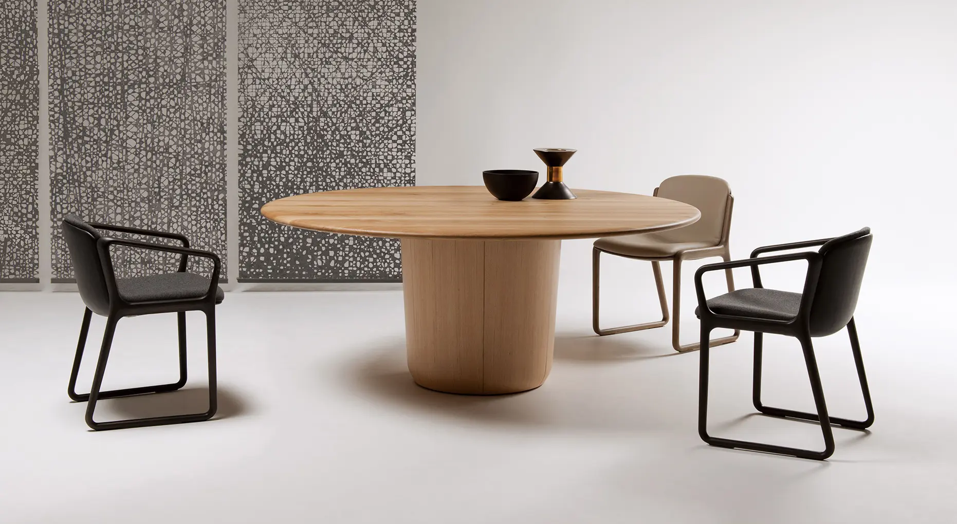 CondeHouse - One dining table