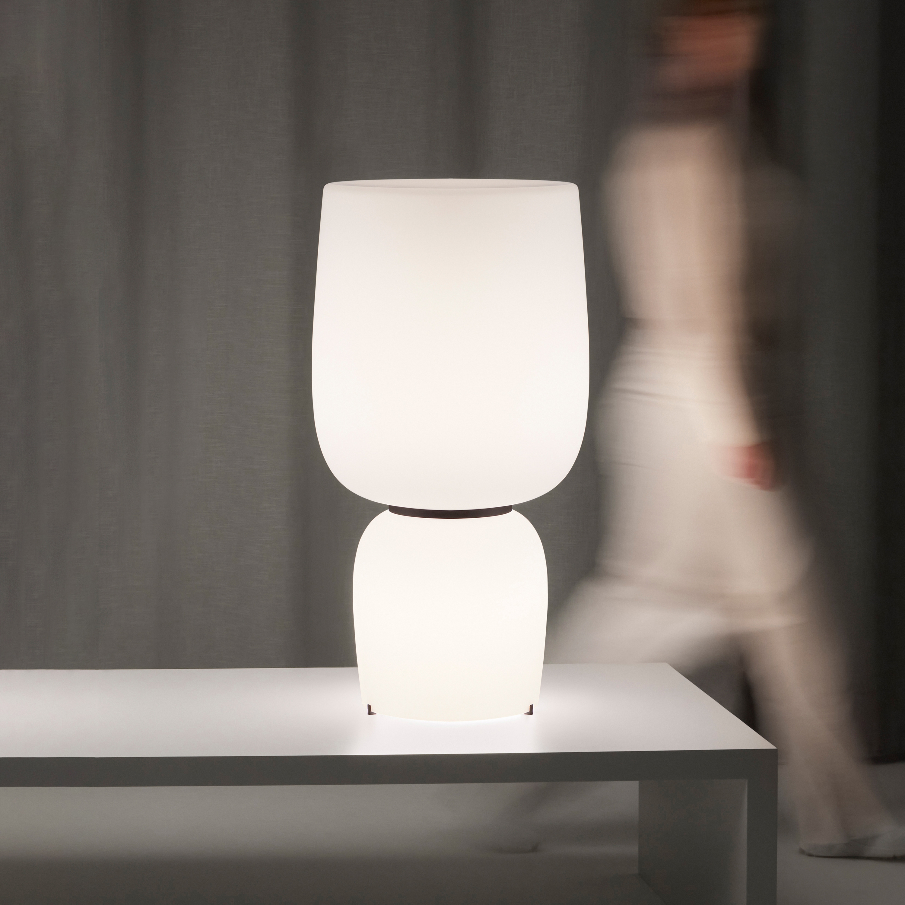 Display product Ghost 4965 table lamp from manufacturer Vibia