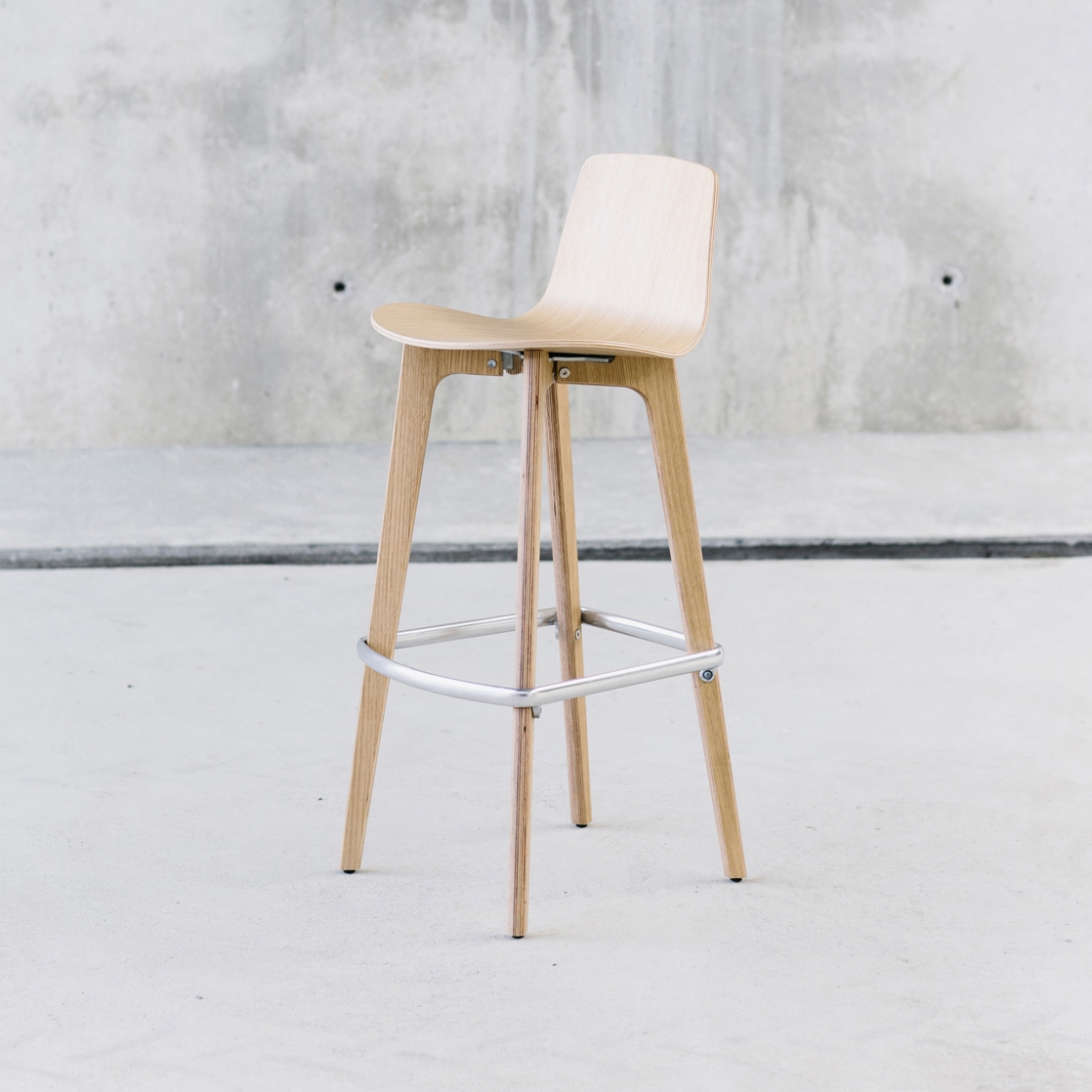 Afficher le produit Tabouret Lottus Wood du fabricant ENEA