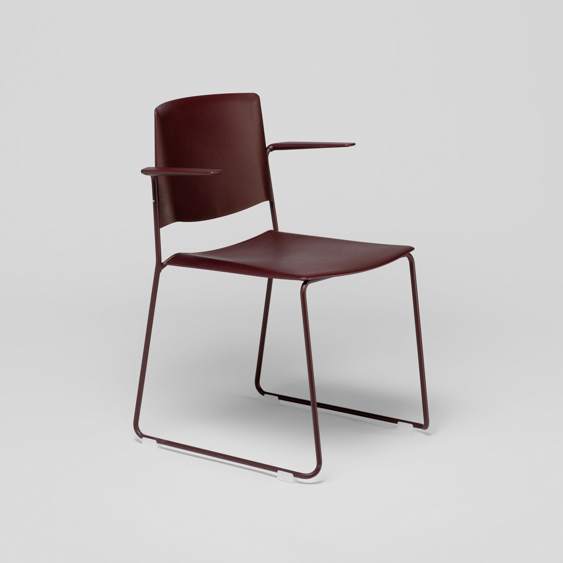 Afficher le produit Chaise Ema pied luge à dossier ouvert et accoudoirs du fabricant ENEA
