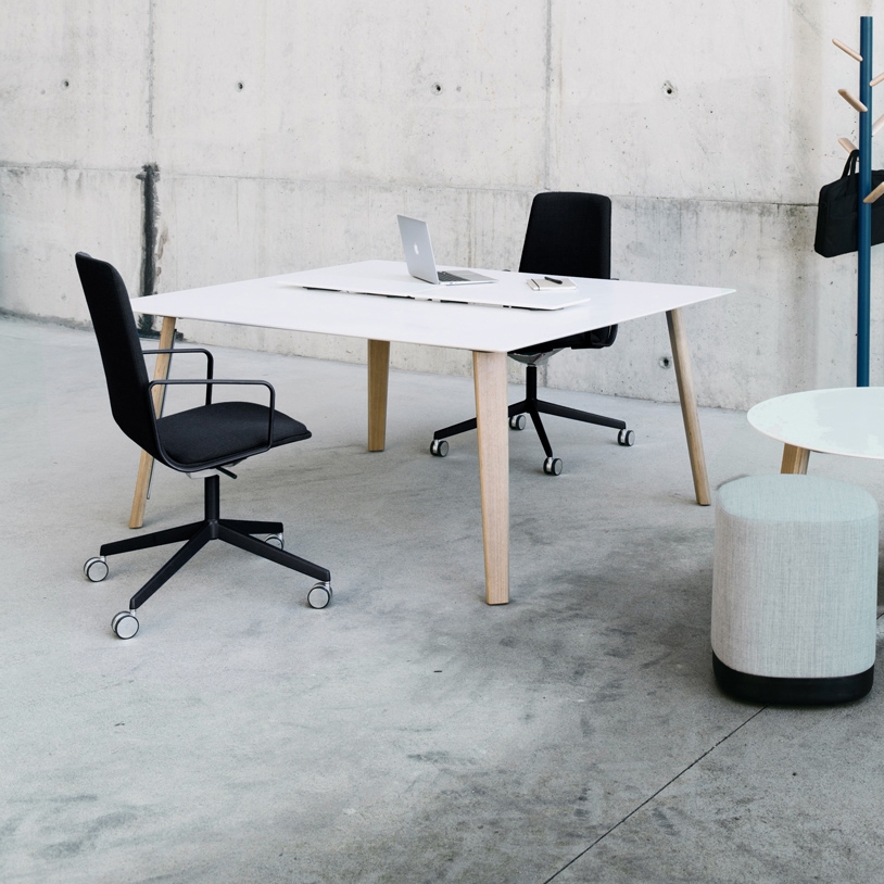 Afficher le produit Table LTS System avec pieds en bois du fabricant ENEA