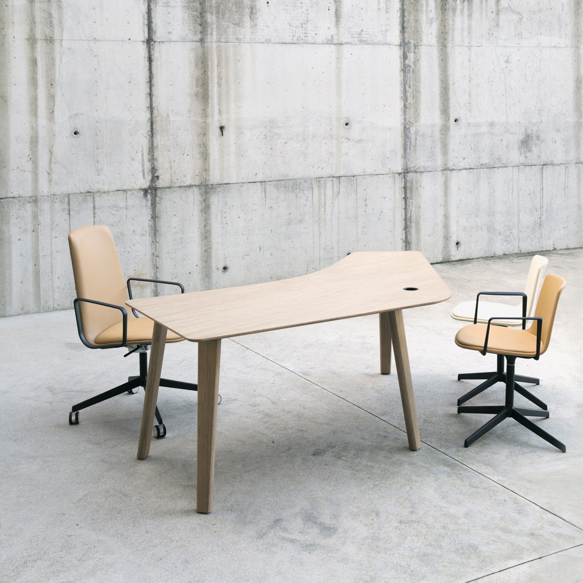 Afficher le produit Table LTS System avec pieds en bois du fabricant ENEA