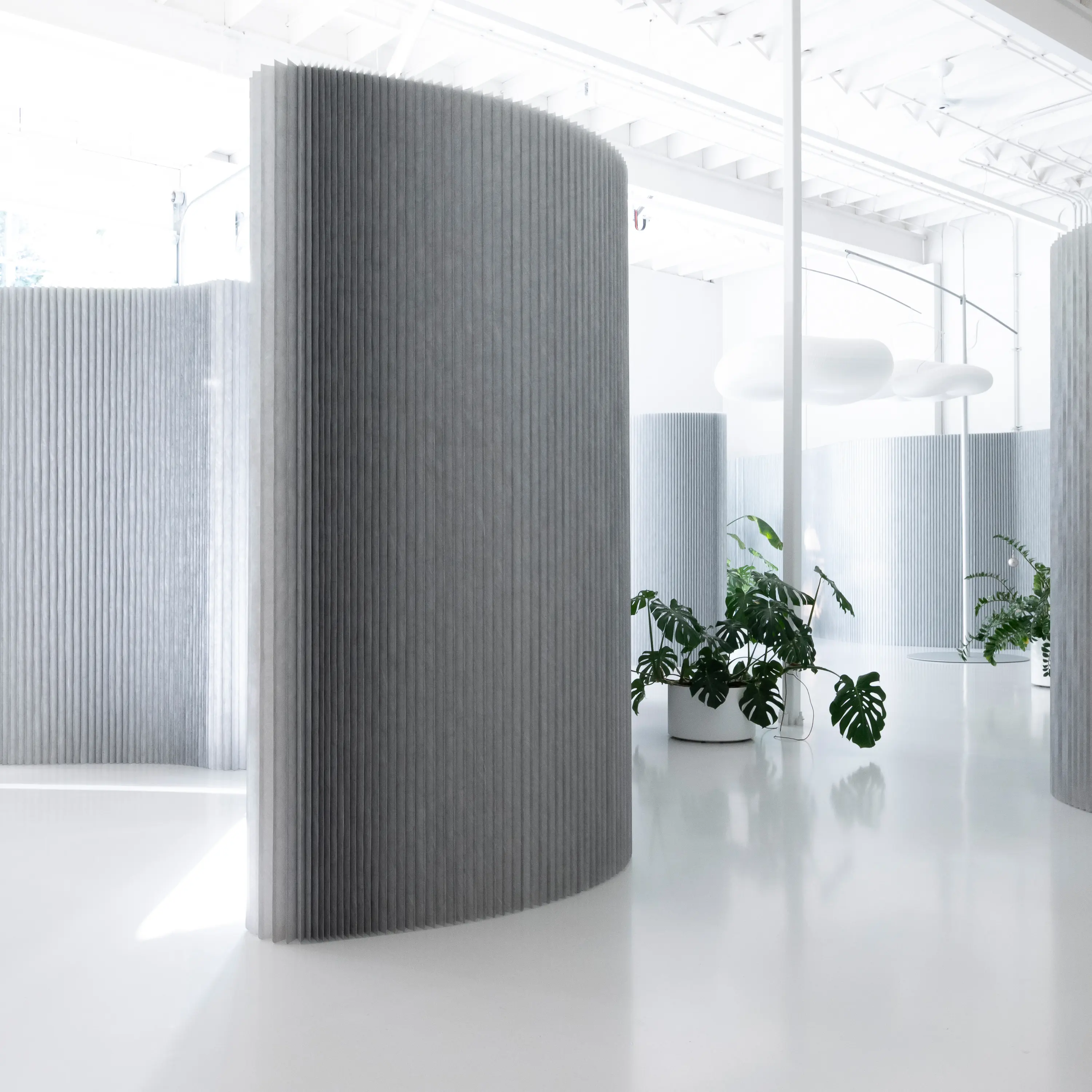 molo - aluminum textile softwall | flexible freestanding partition