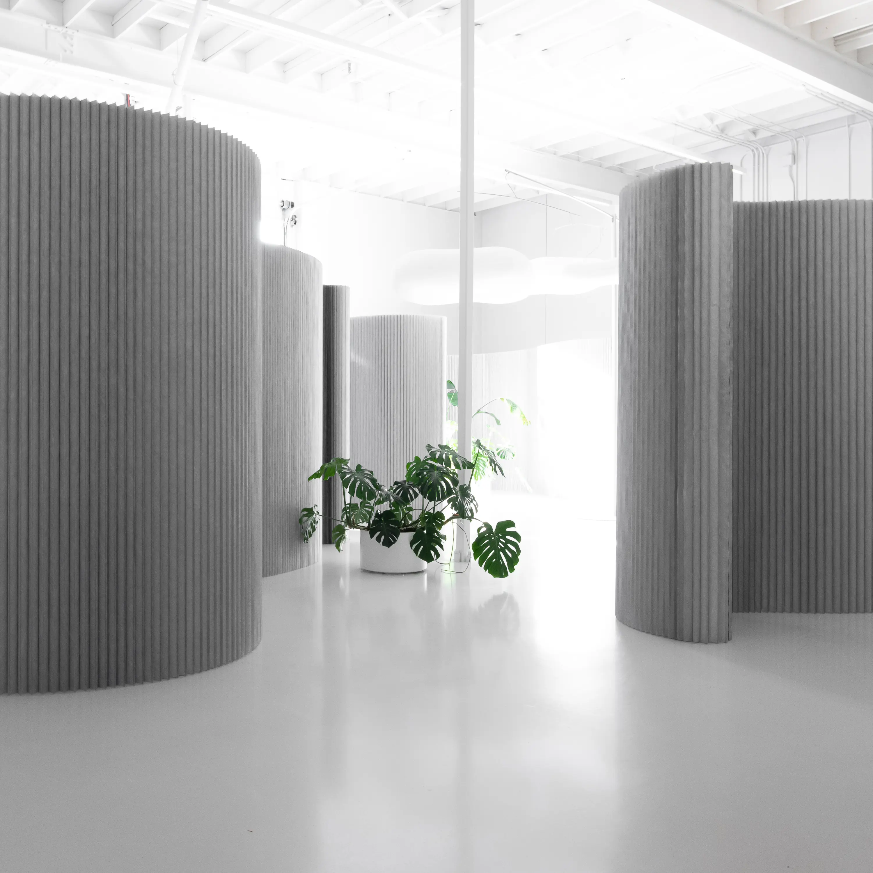 molo - aluminum textile softwall | flexible freestanding partition