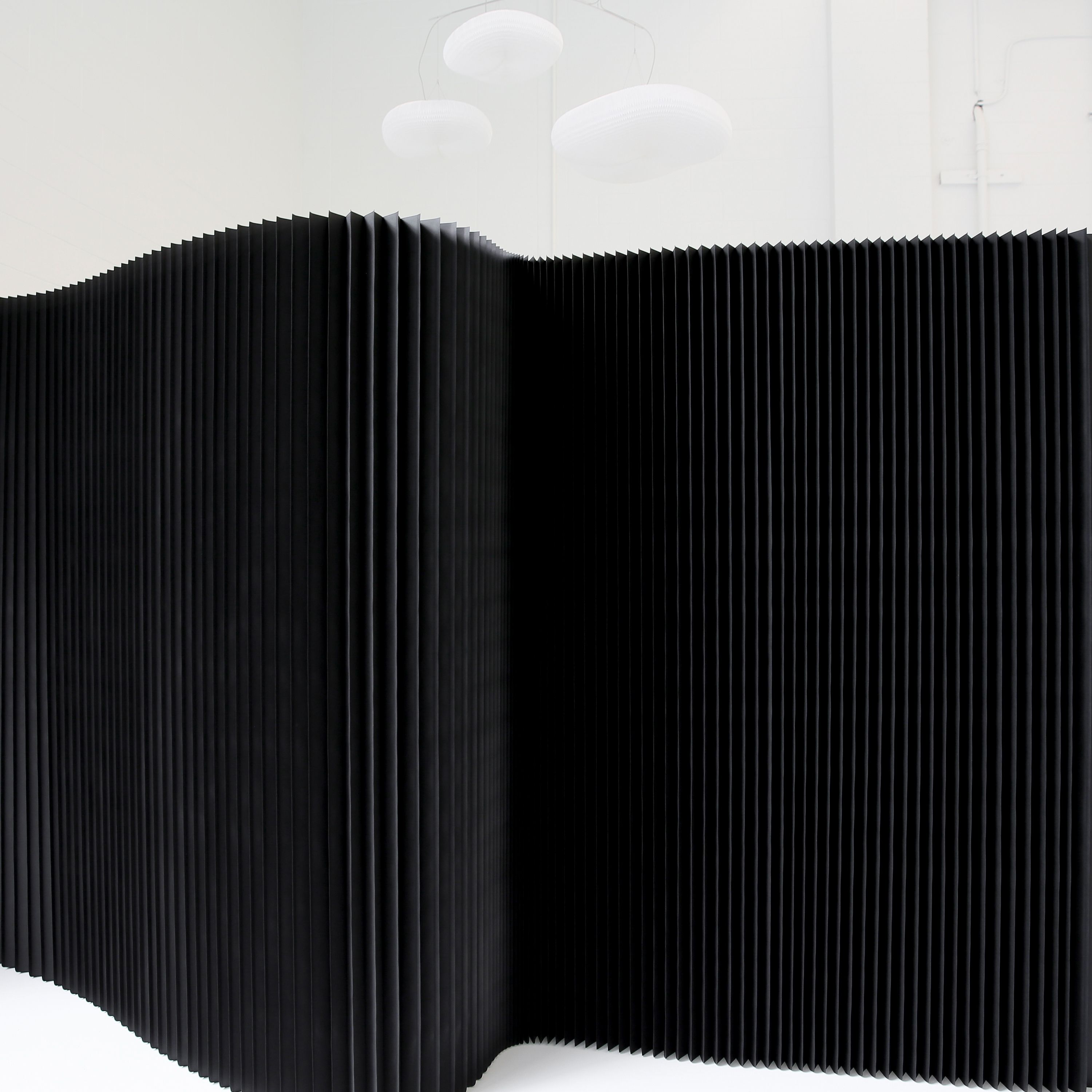 BENCHWALL | HIGH BACKED SEATING + ROOM DIVIDER – Bancs de molo 