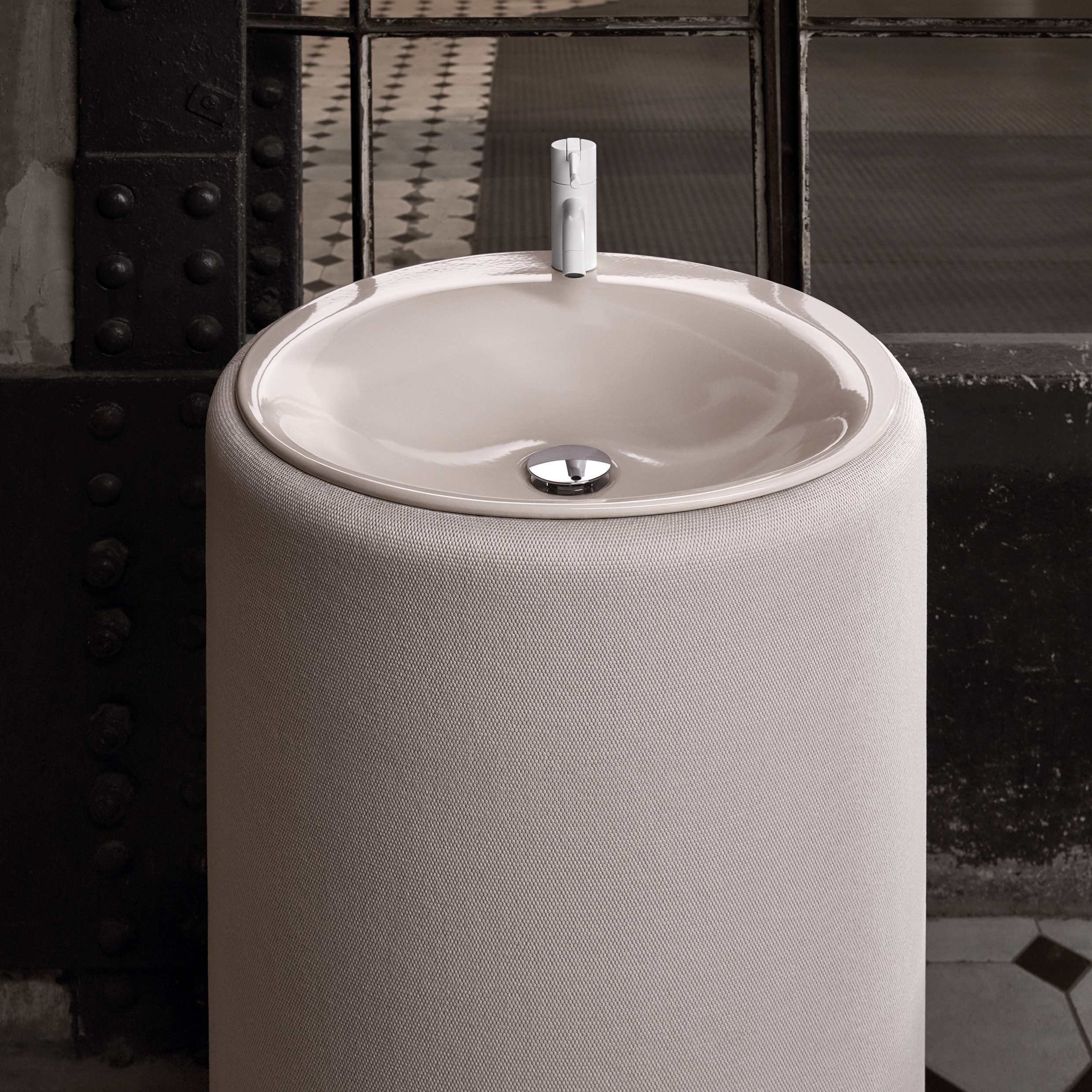 Display product BetteLux Oval Couture Free-Standing Washbasin from manufacturer Bette