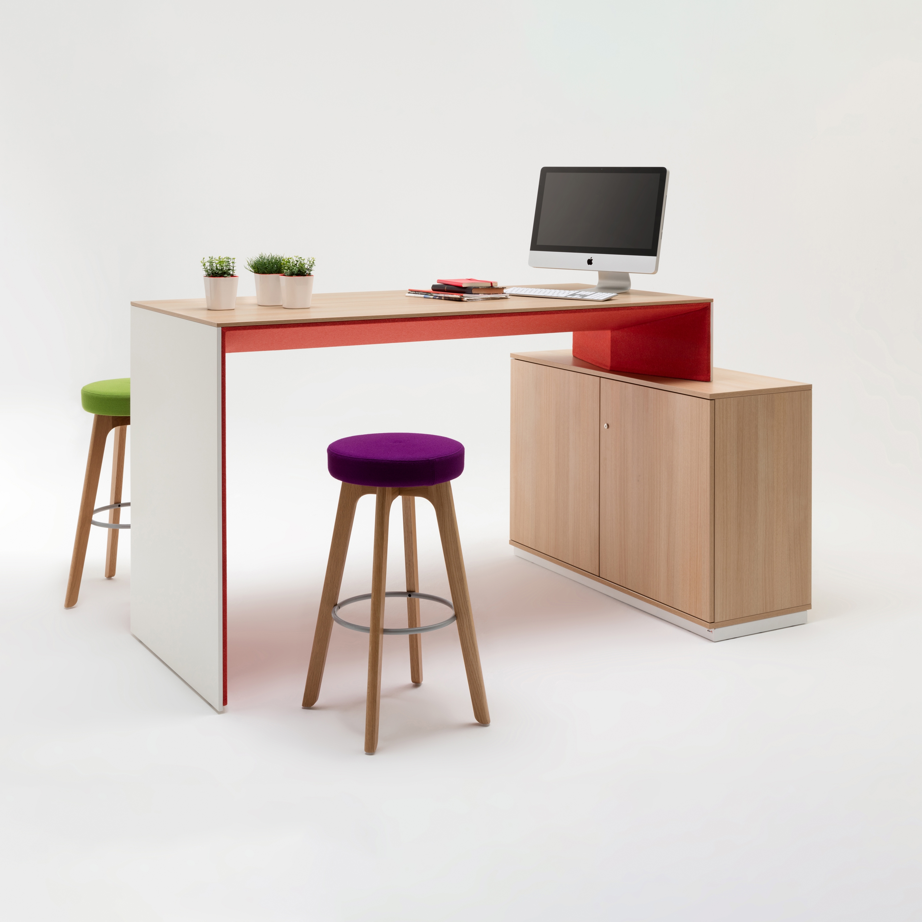 Display product WINEA PLUS | Panelleg tabel from manufacturer WINI Büromöbel