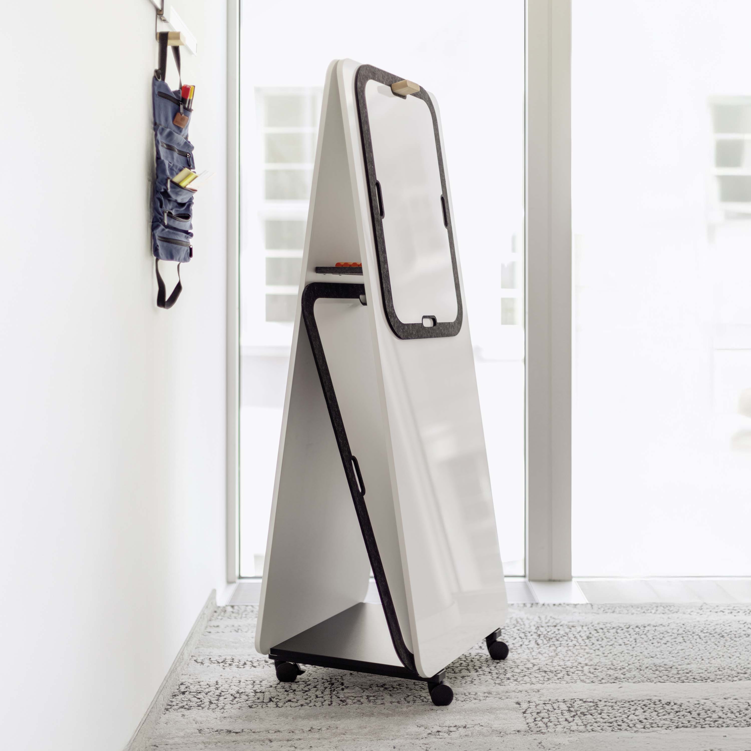 Display product WINEA FLEXUP | Staffelei from manufacturer WINI Büromöbel