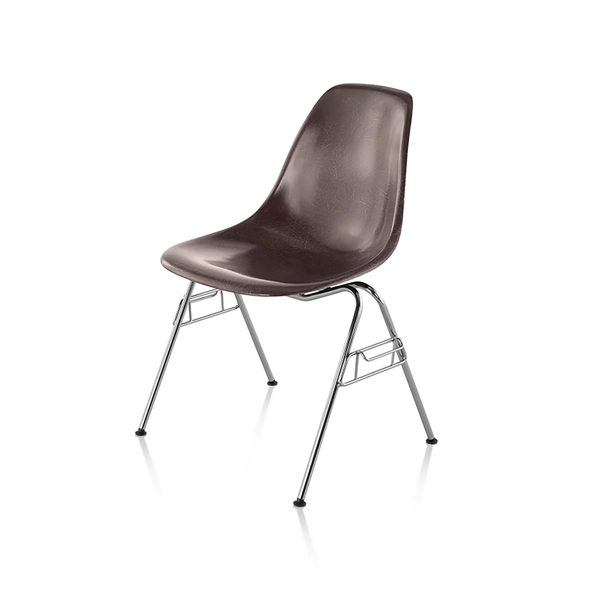 Mostra il prodotto Eames Molded Fiberglass Side Chair del produttore Herman Miller