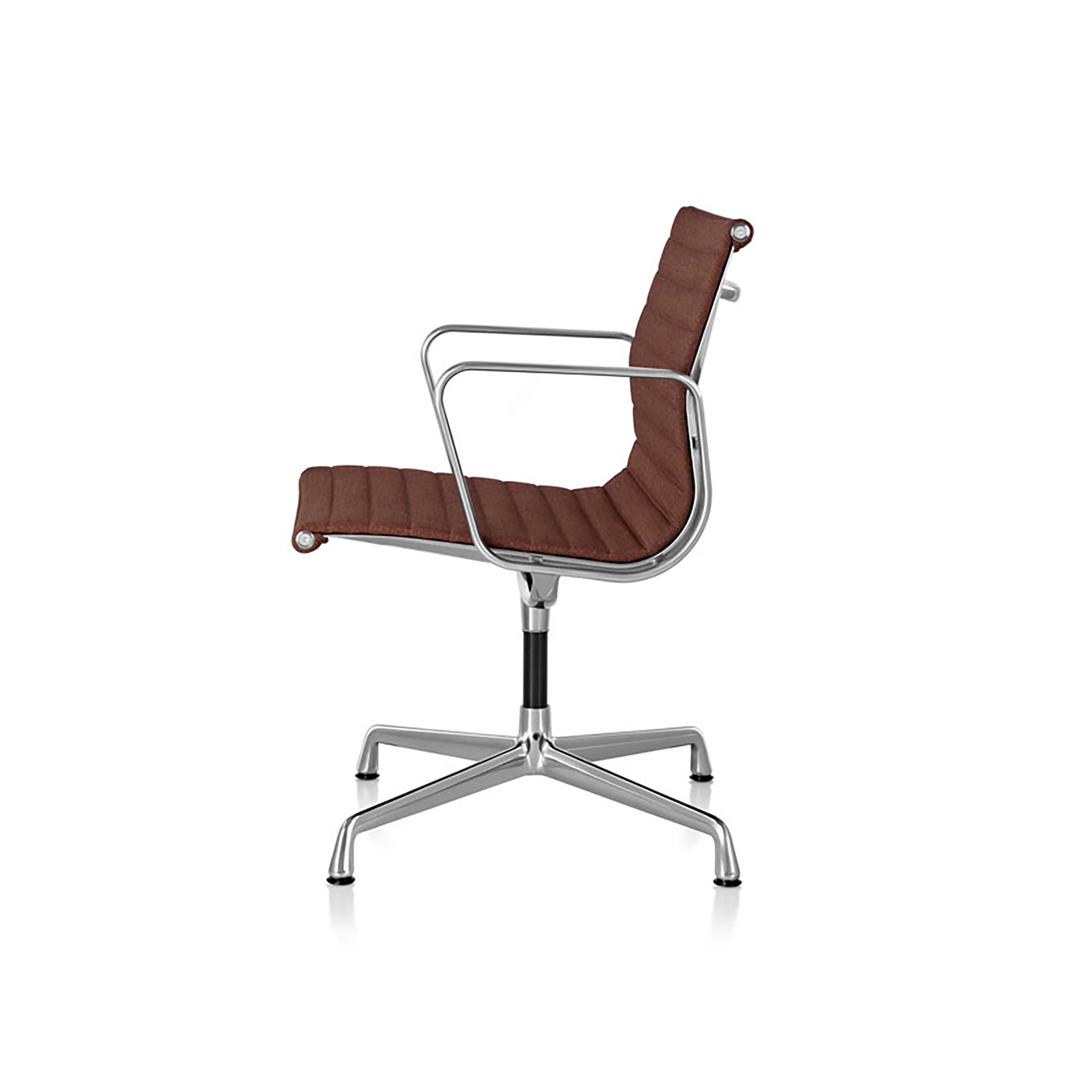 Mostra il prodotto Eames Aluminum Group Management Chair del produttore Herman Miller
