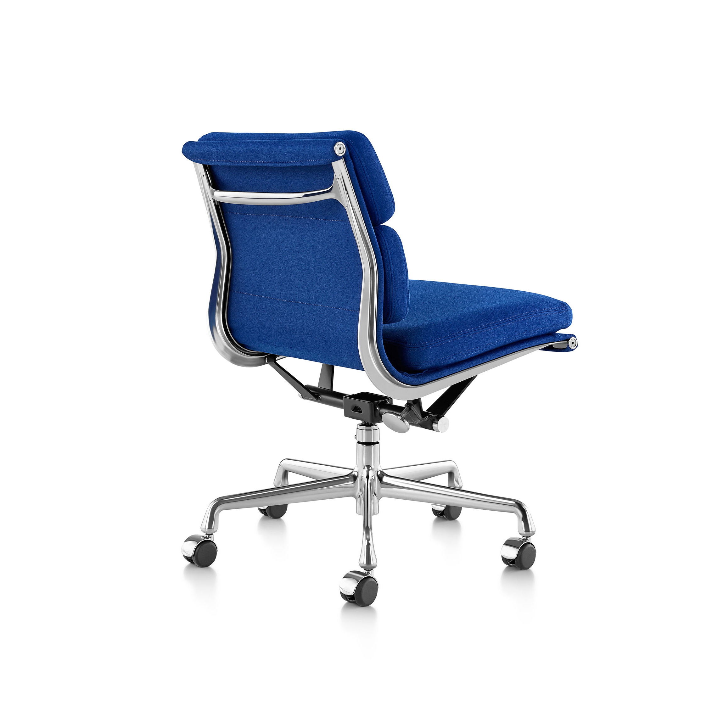 Mostra il prodotto Eames Soft Pad Group Management Chair del produttore Herman Miller