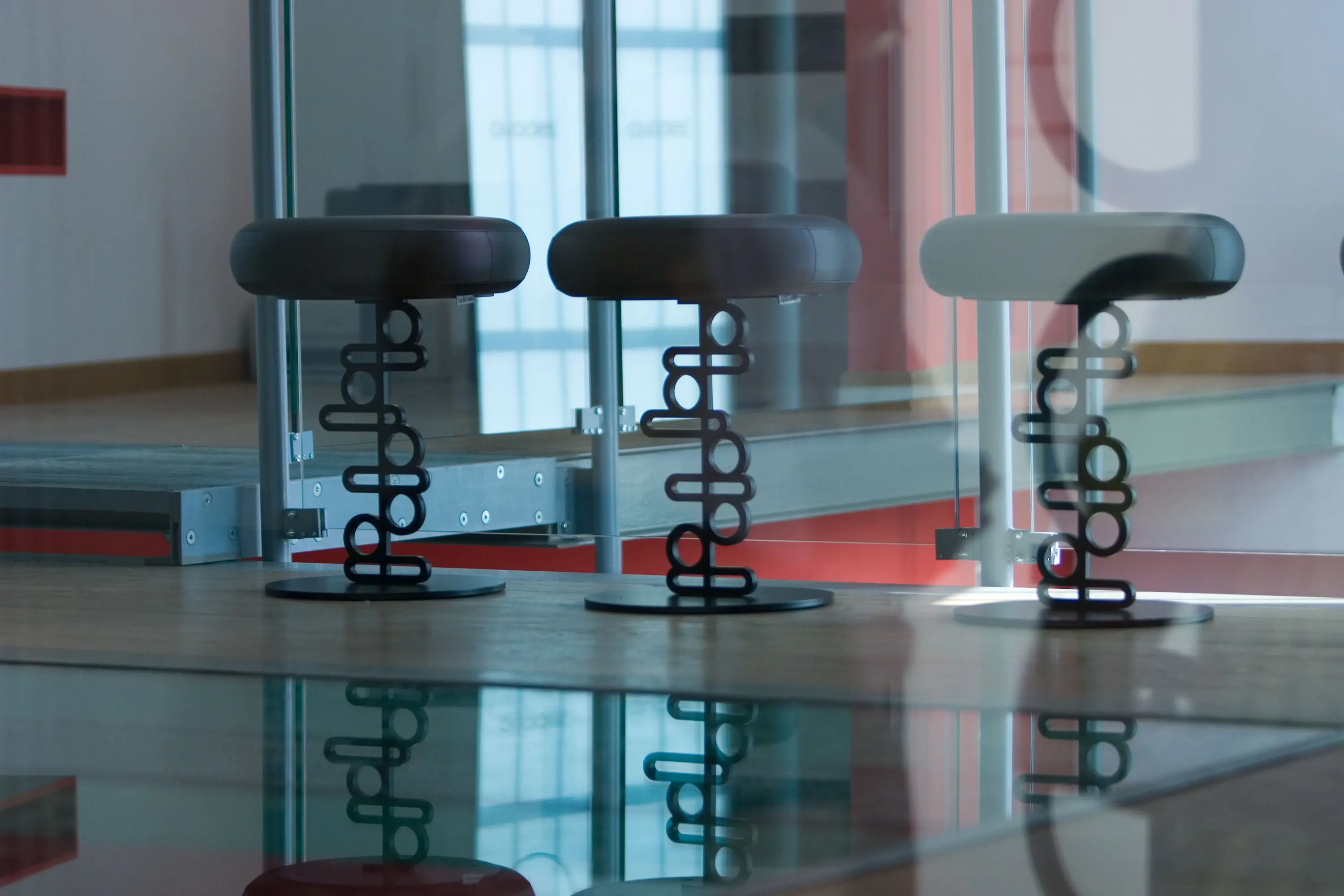 Quodes - Ken stool