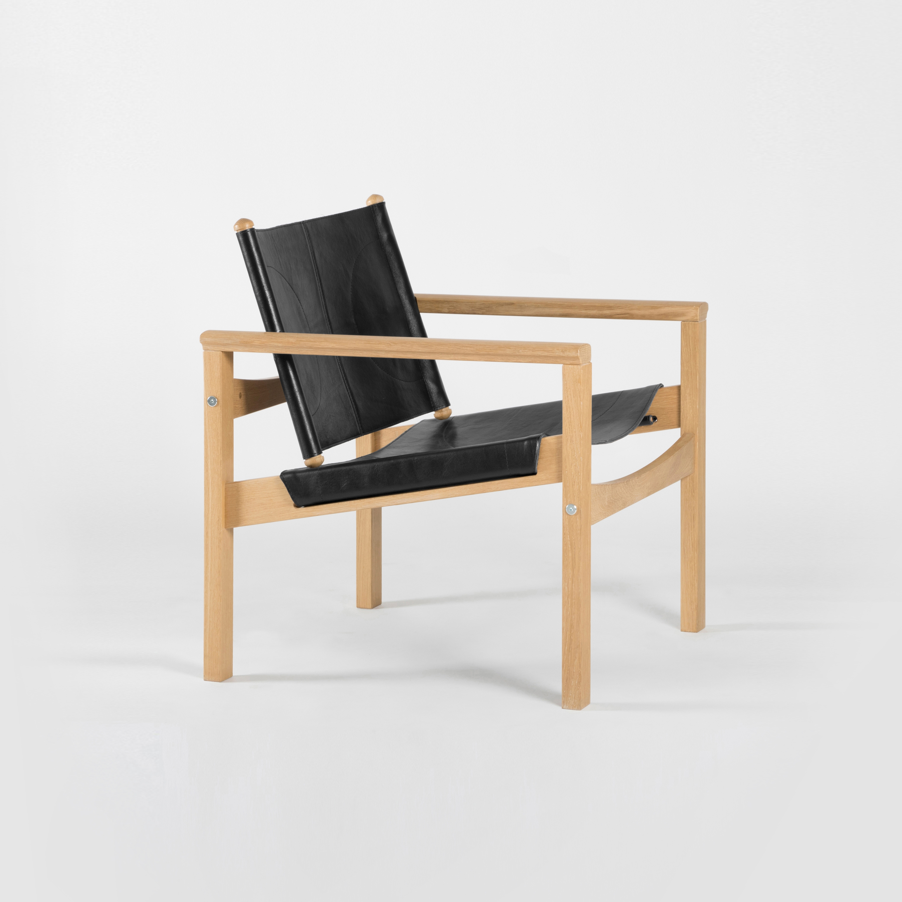 Vertoon produk PegLev Armchair - Oak/Black van vervaardiger Objekto