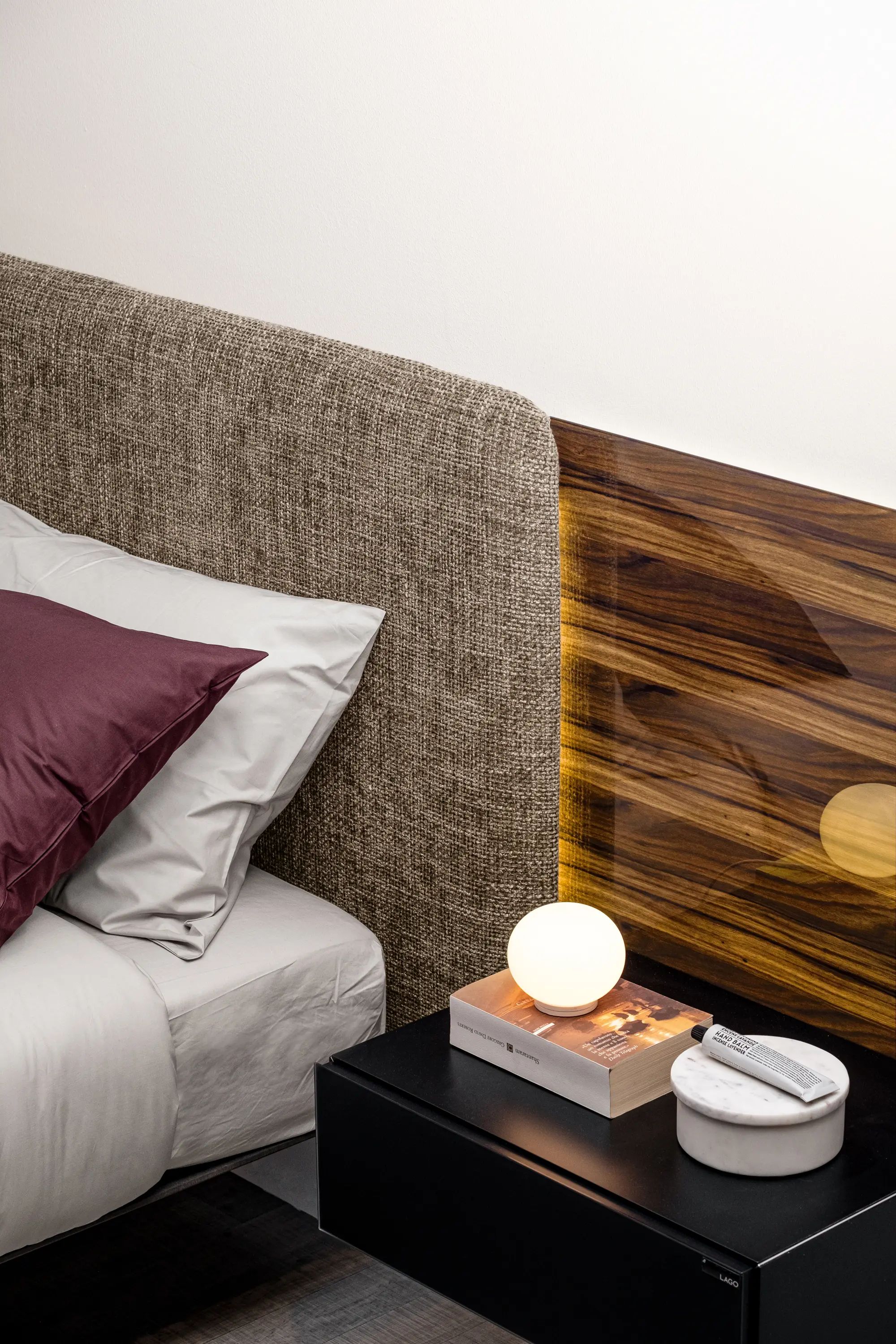 LAGO - Steel Free Bed - Panama 5508 and Bronzo matt XGlass headboard. Peltro steelmetal legs.