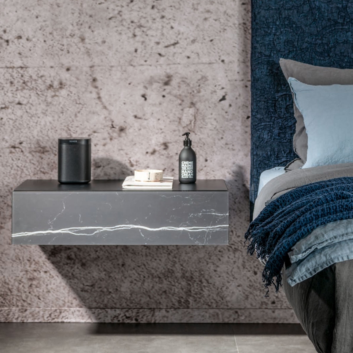 Produkt 36e8 Bedside Table - 0759 des Herstellers LAGO anzeigen