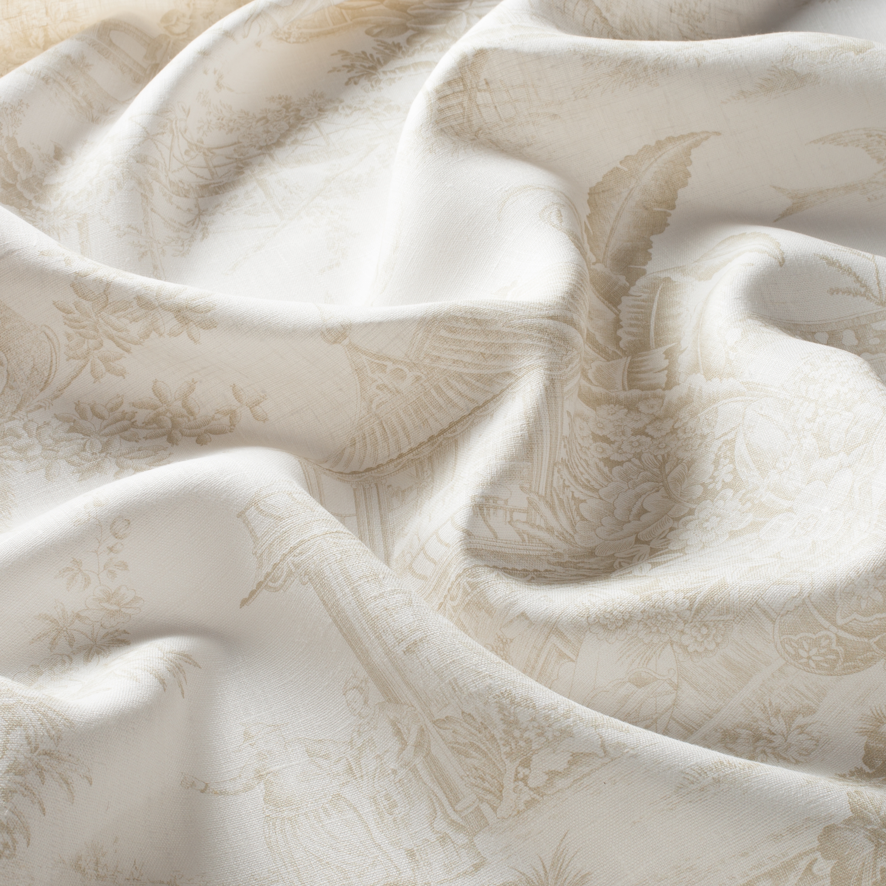 WHISPERERS GARDEN CH2665/070