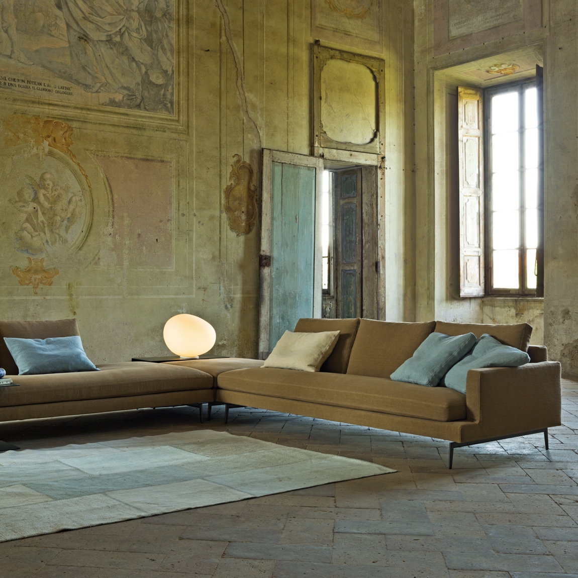 Display product Larsen from manufacturer Verzelloni
