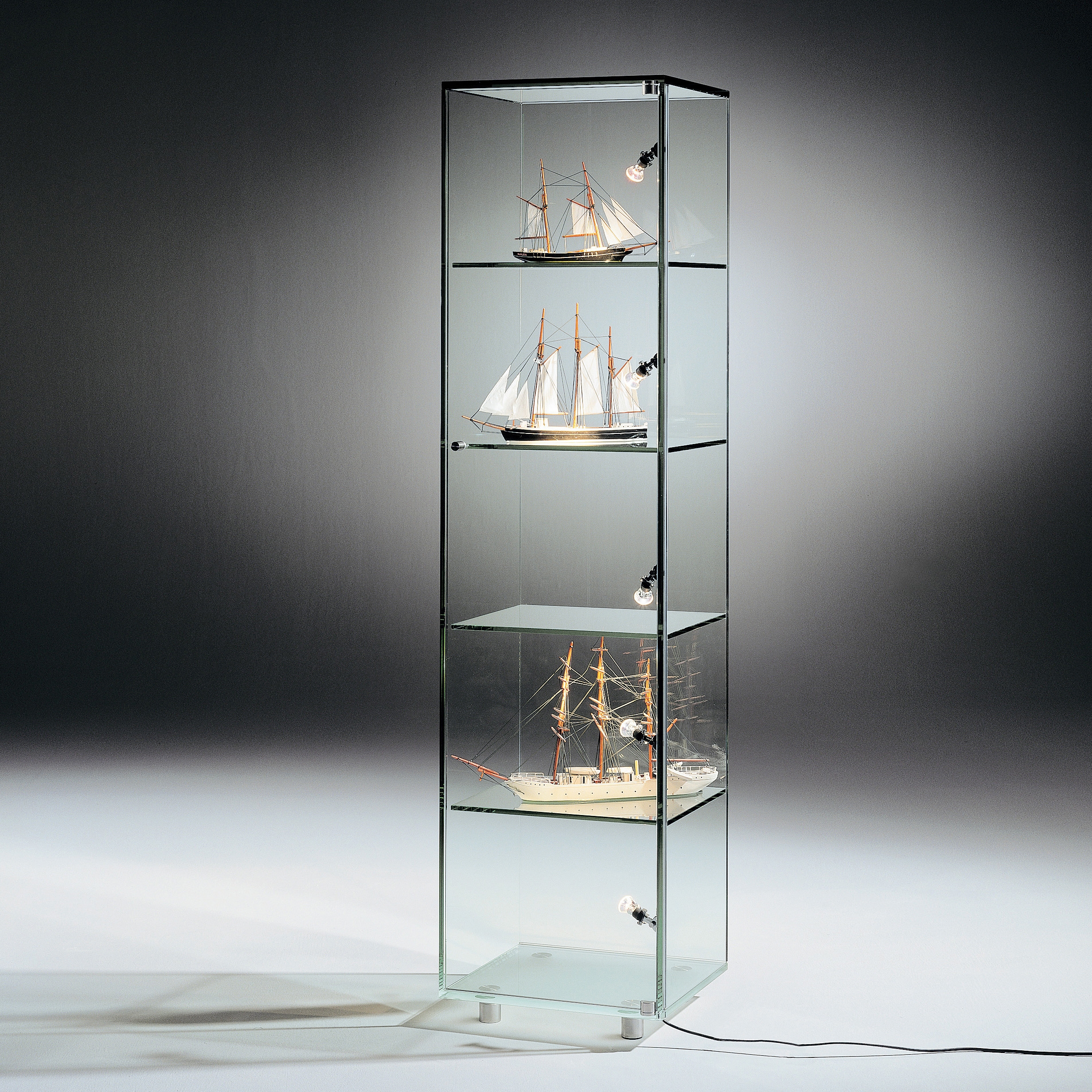 Display product Solus IV Floatglas from manufacturer Dreieck Design