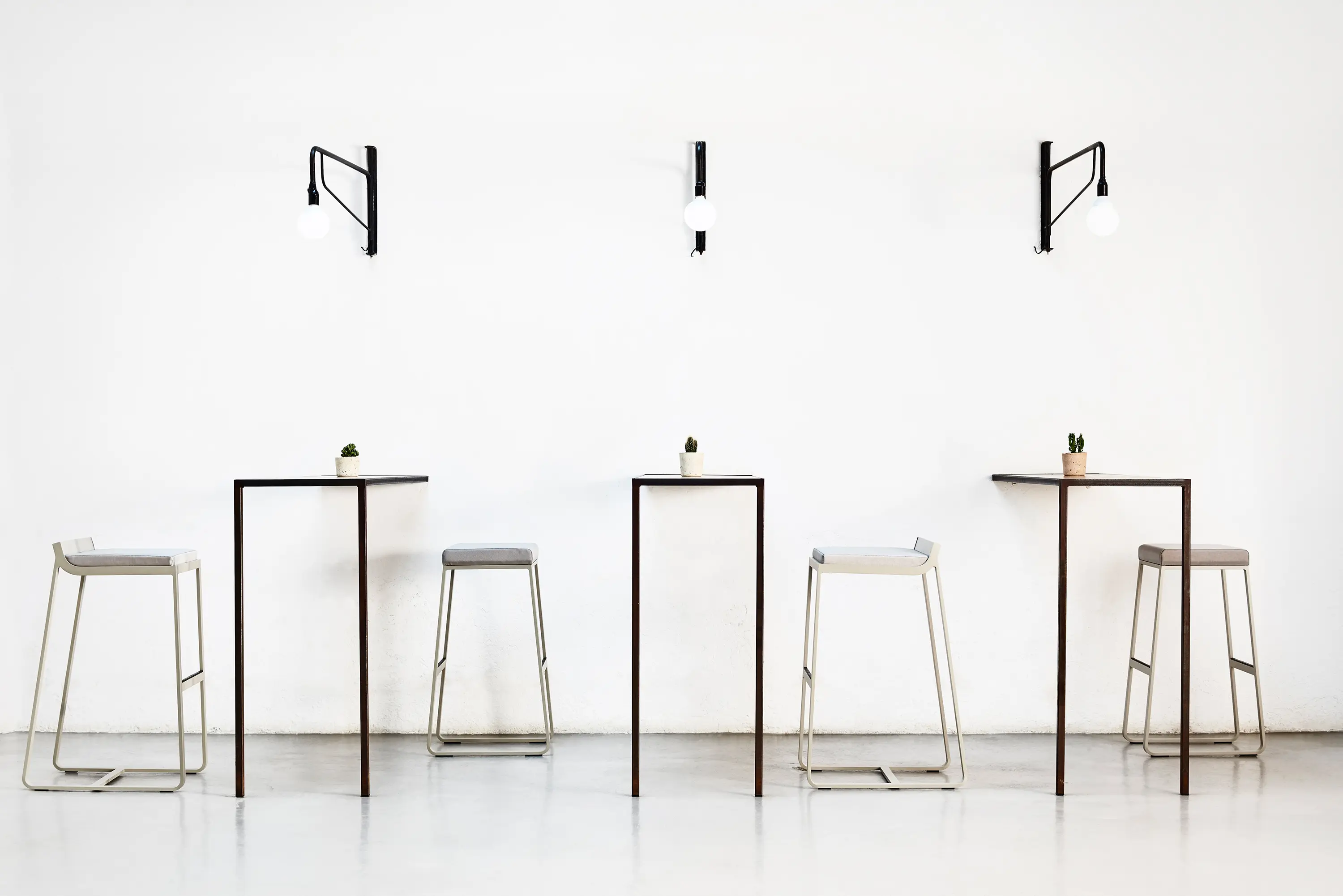 Bivaq - Sit central leg tables