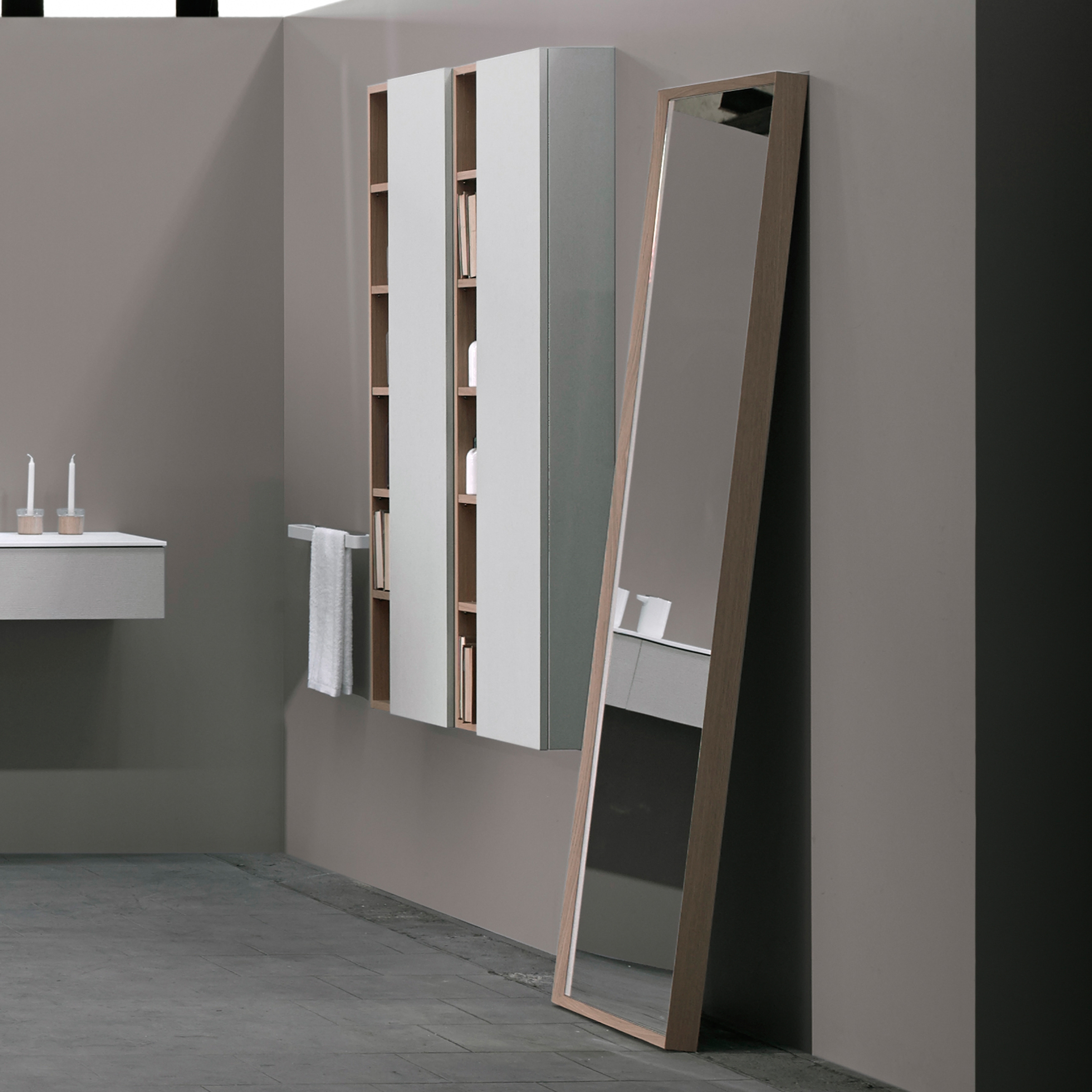 Display product Strato Mirror with mitered frame from manufacturer Inbani