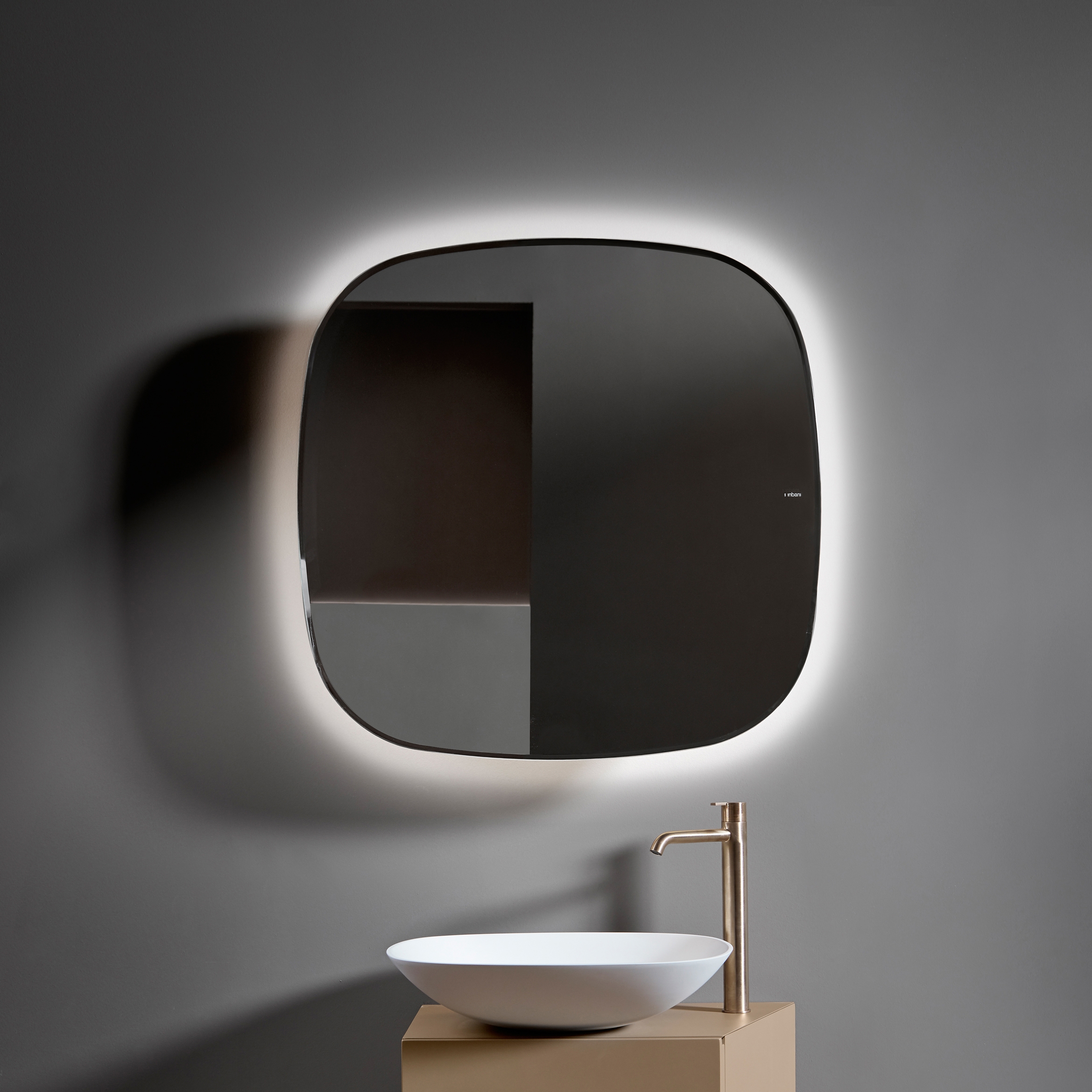 Mostra il prodotto Forma Specchio con smusso ed illuminazione LED. del produttore Inbani