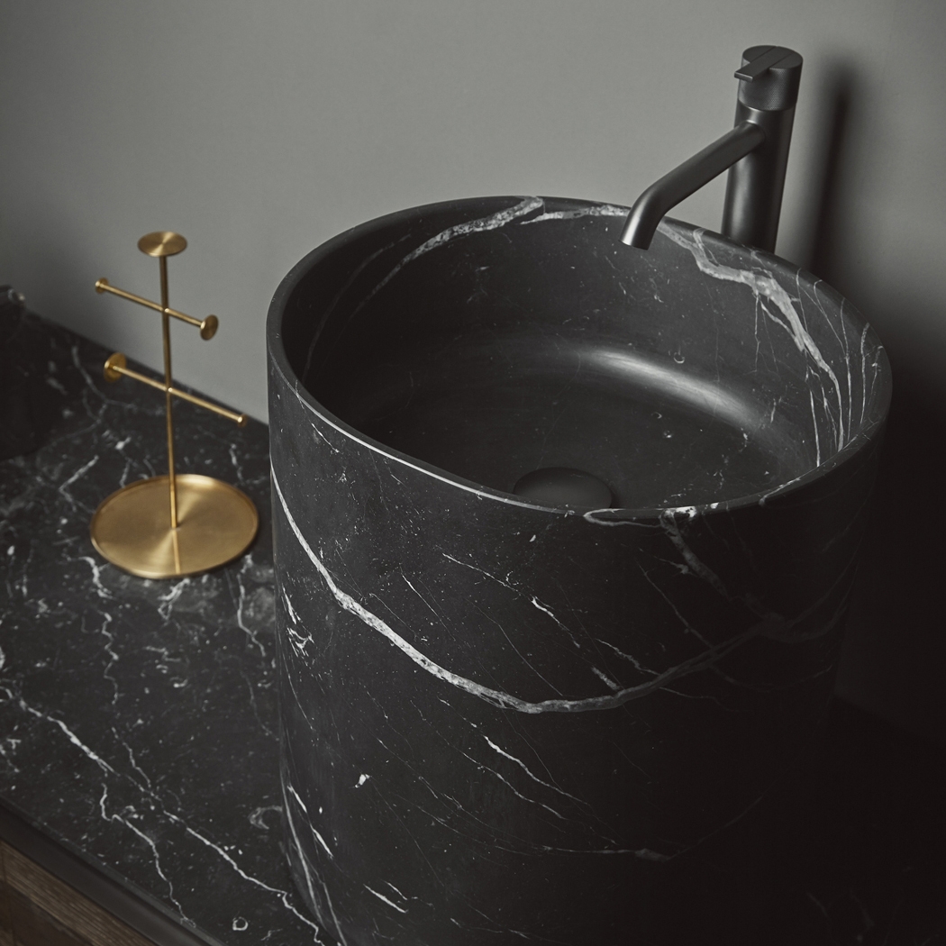 Mostra il prodotto Giro Top Mounted Black Marquina Marble H45 Washbasins del produttore Inbani