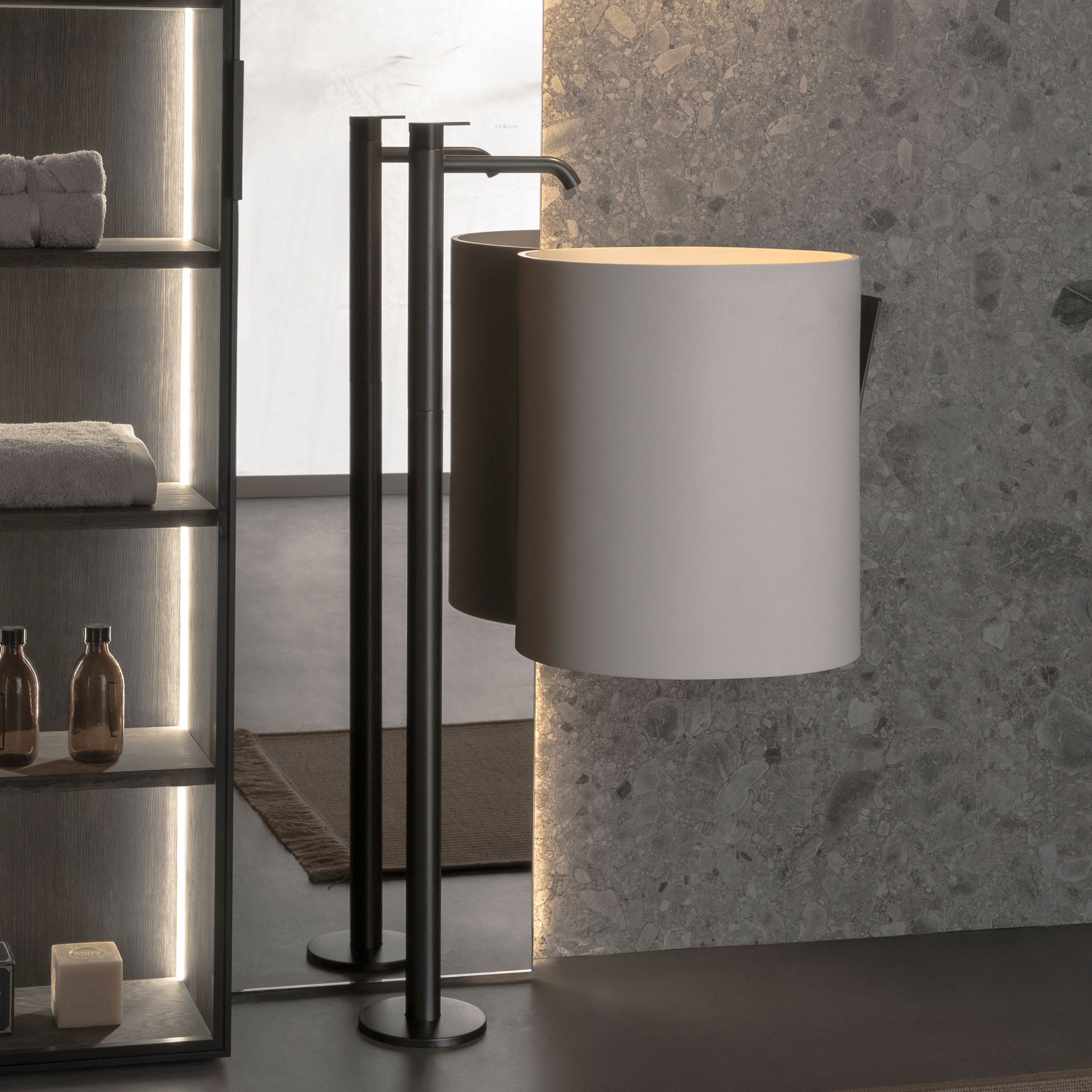 Mostra il prodotto Code Brushed Graphite Getto lavabo a colonna del produttore Inbani