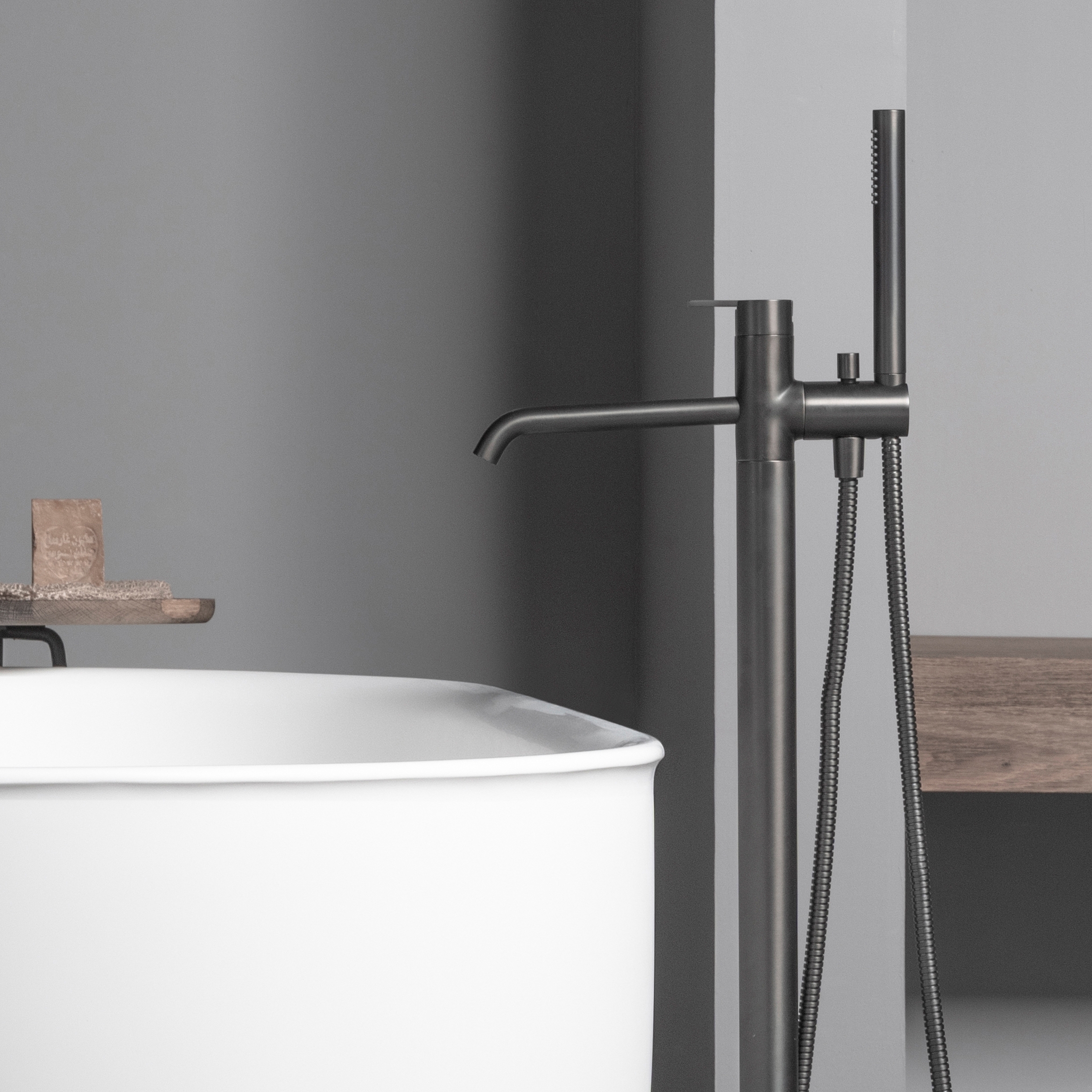 Afficher le produit Code Brushed Graphite Mitigeur auto-portante pour baignoire ilot du fabricant Inbani