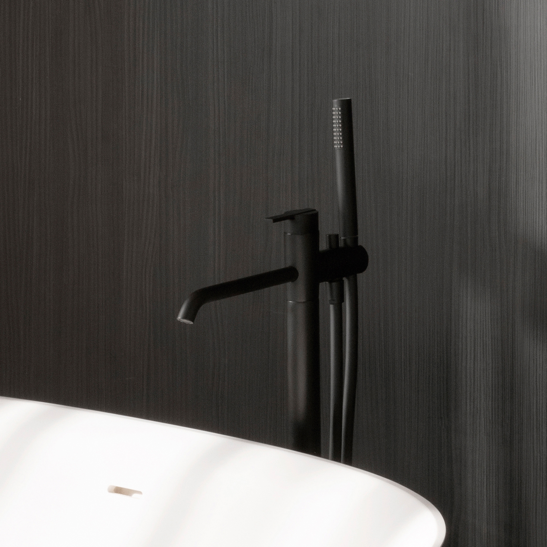 Afficher le produit Code Matt Black Mitigeur auto-portante pour baignoire ilot du fabricant Inbani