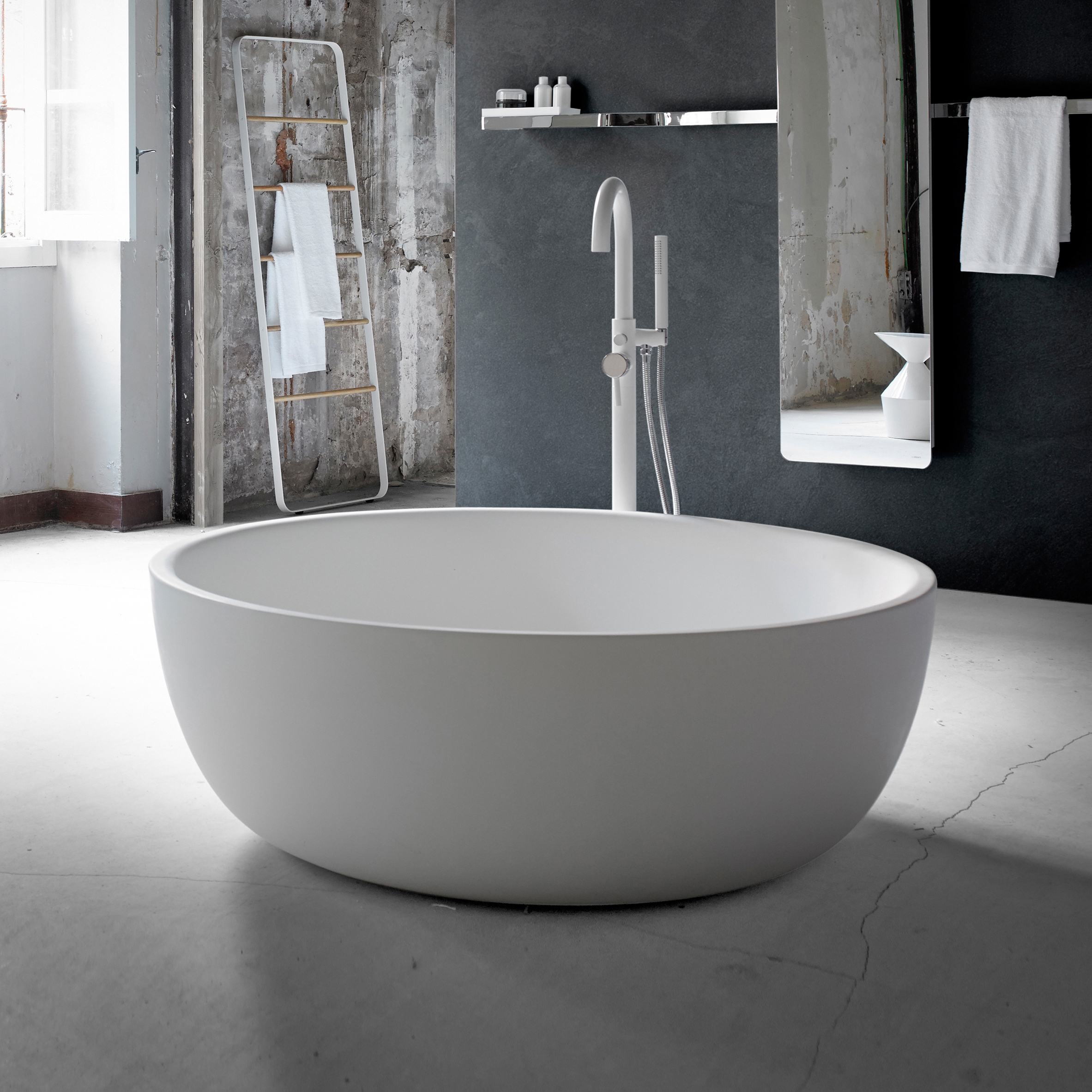 Display product Moon Solidsurface Bathtub from manufacturer Inbani