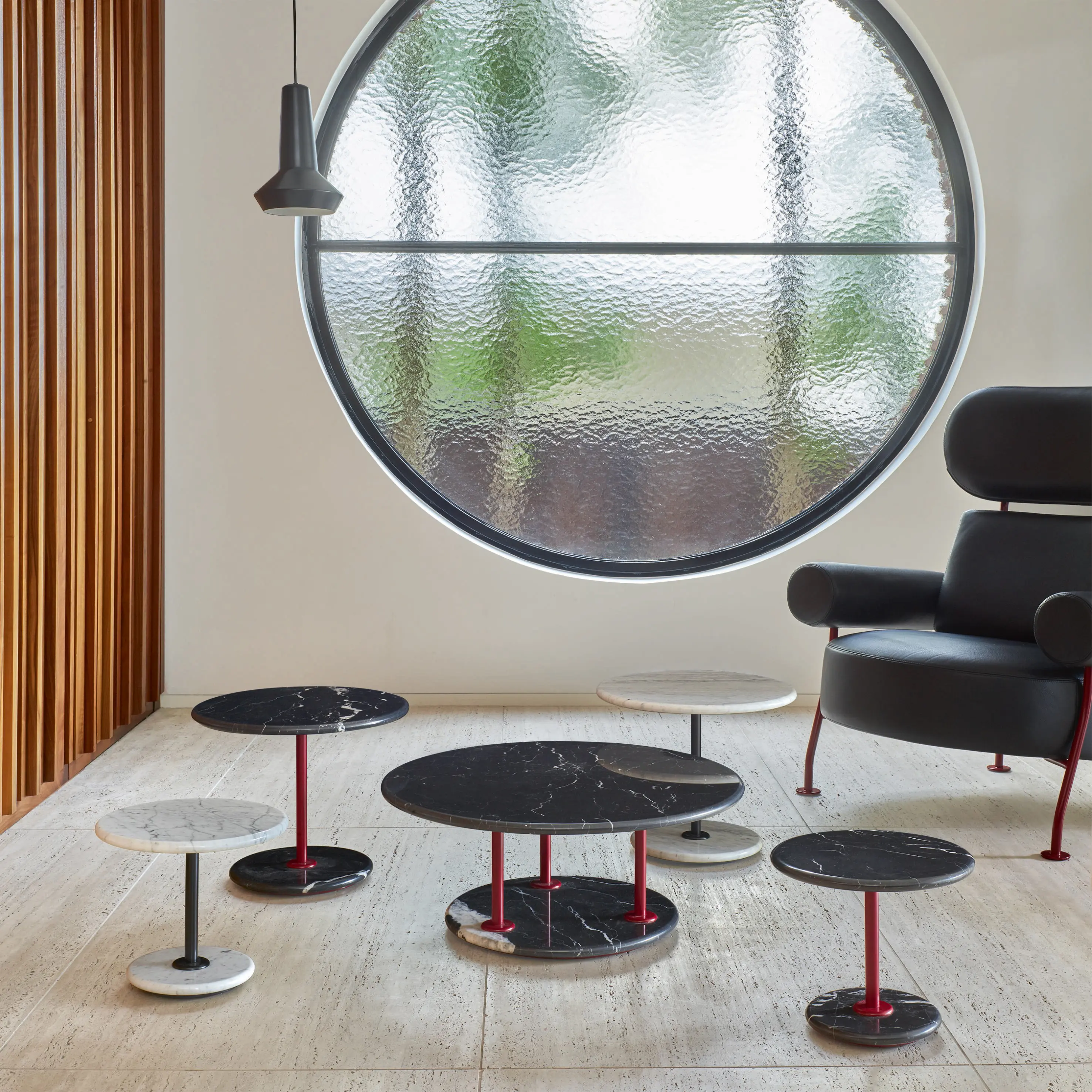 Ligne Roset - Astair | Couchtisch Gestell Stahl Lack Weinrot Platte Marquina-Marmor Schwarz