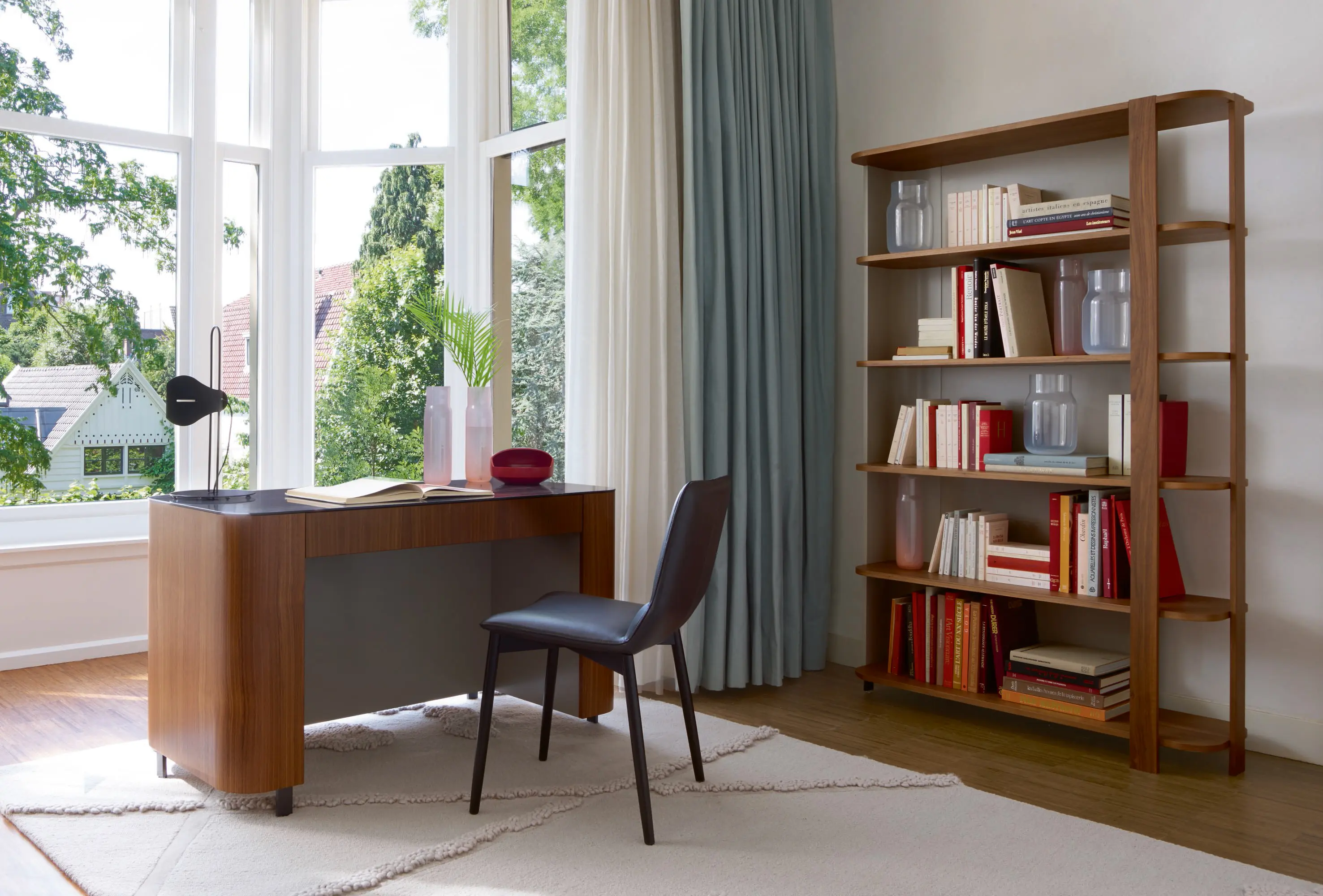 Ligne Roset - Postmoderne | Chevet Pieds Et Ceinture Chene Naturel Plateau Gres Aspect Marbre Noir Brillant