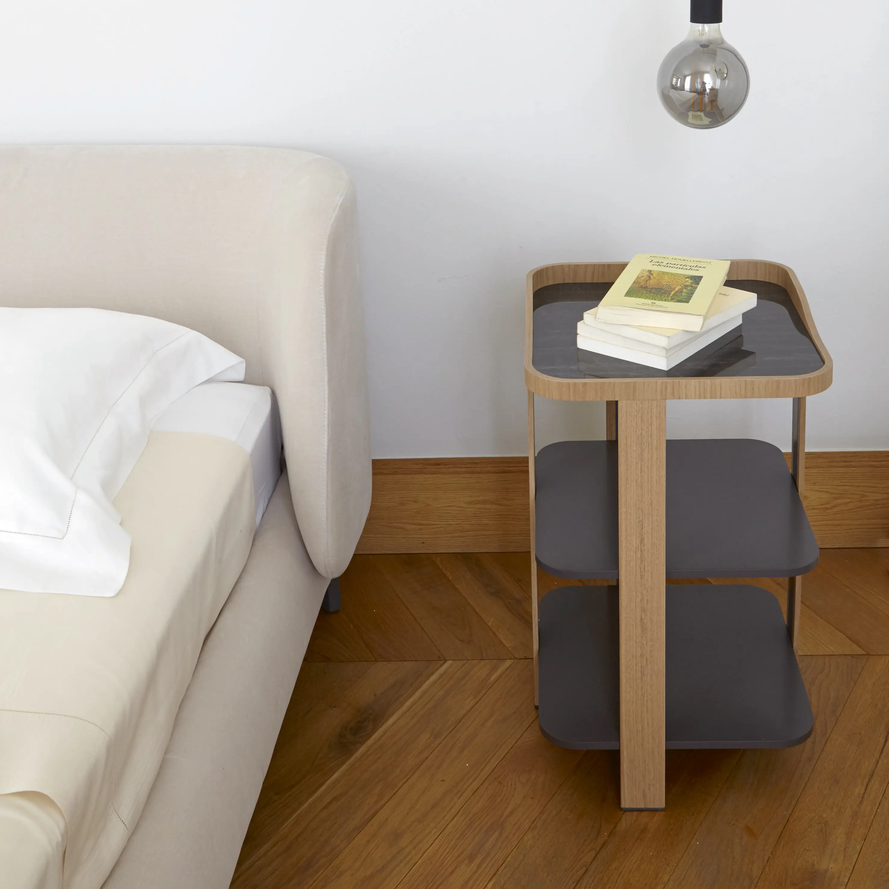 Ligne Roset - Postmoderne | Chevet Pieds Et Ceinture Chene Naturel Plateau Gres Aspect Marbre Noir Brillant