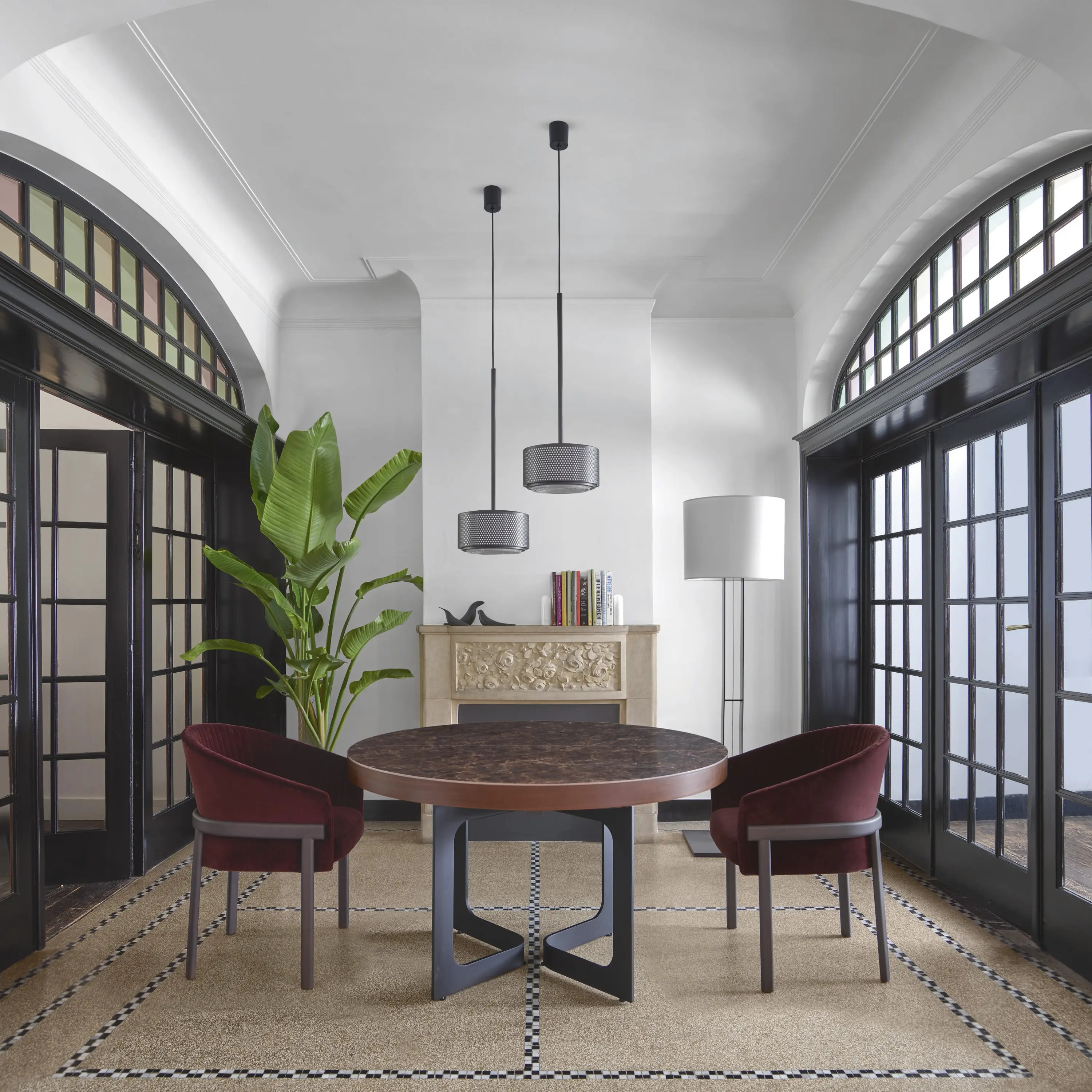 Ligne Roset - Java | Table De Repas Piétement Laqué Noir Allonge Noyer Sombre