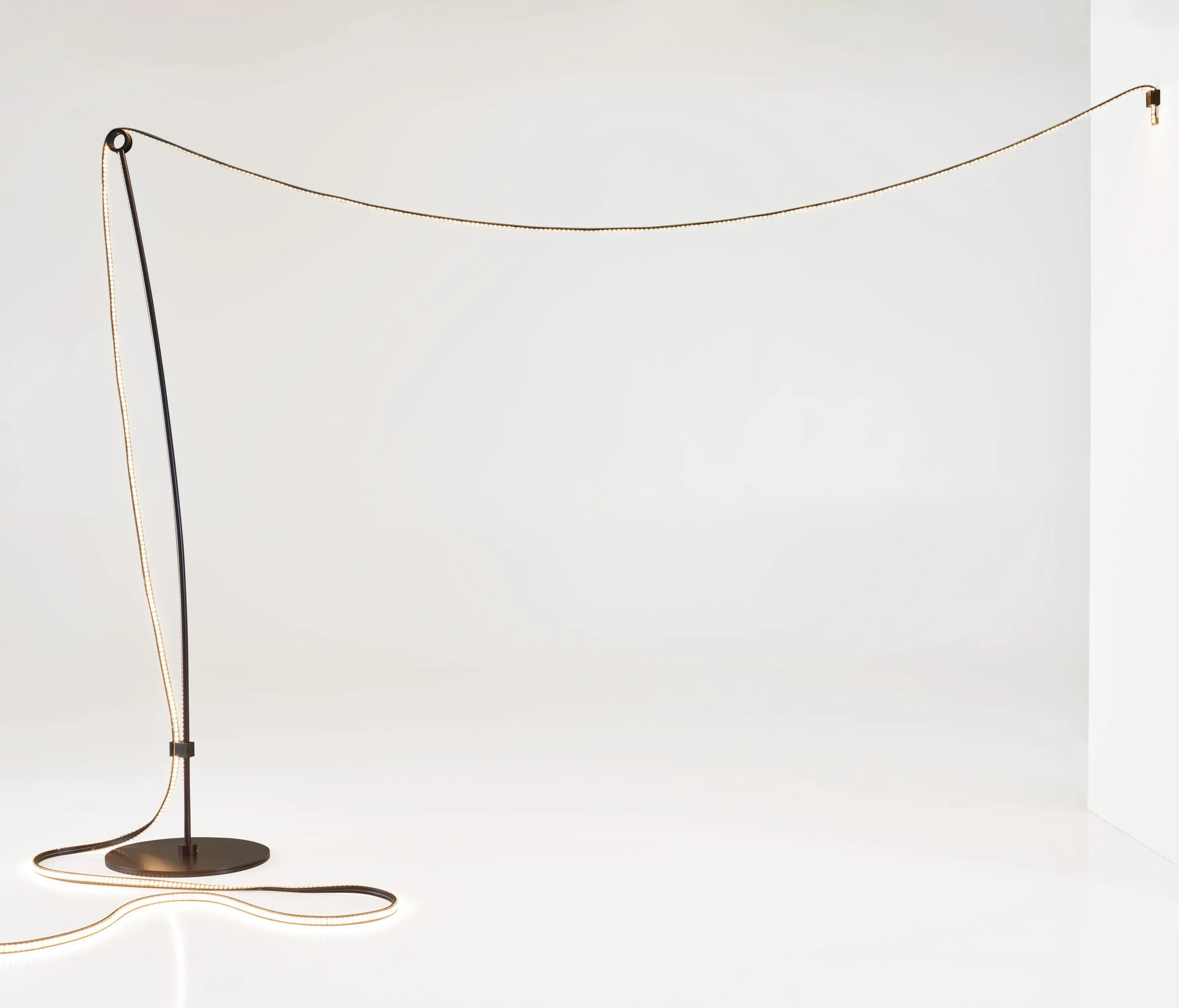 Ligne Roset - Feston | Mât + Ruban Led + Support Mural + Crochet