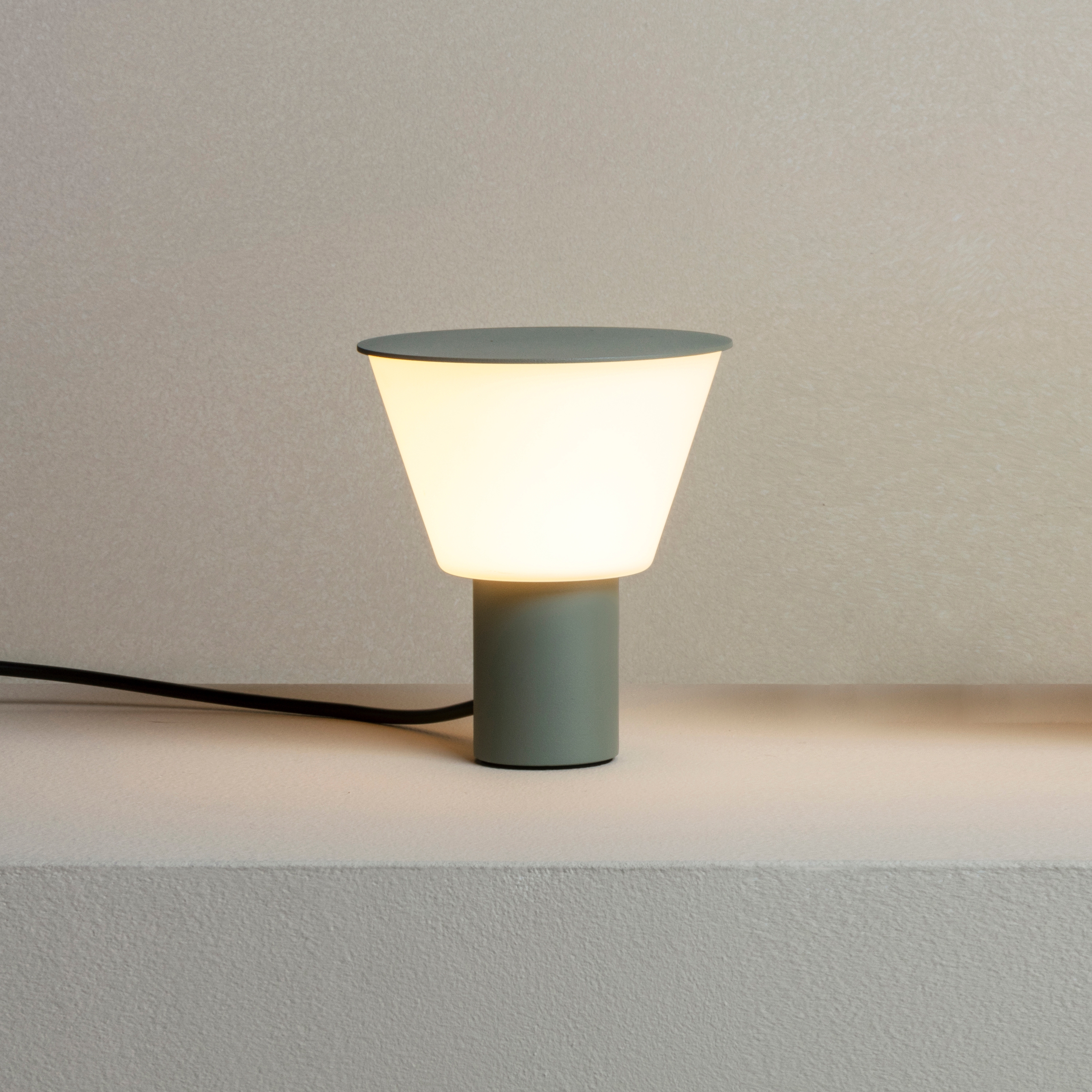 Display product Belt Table Lamps M-4147 from manufacturer Estiluz